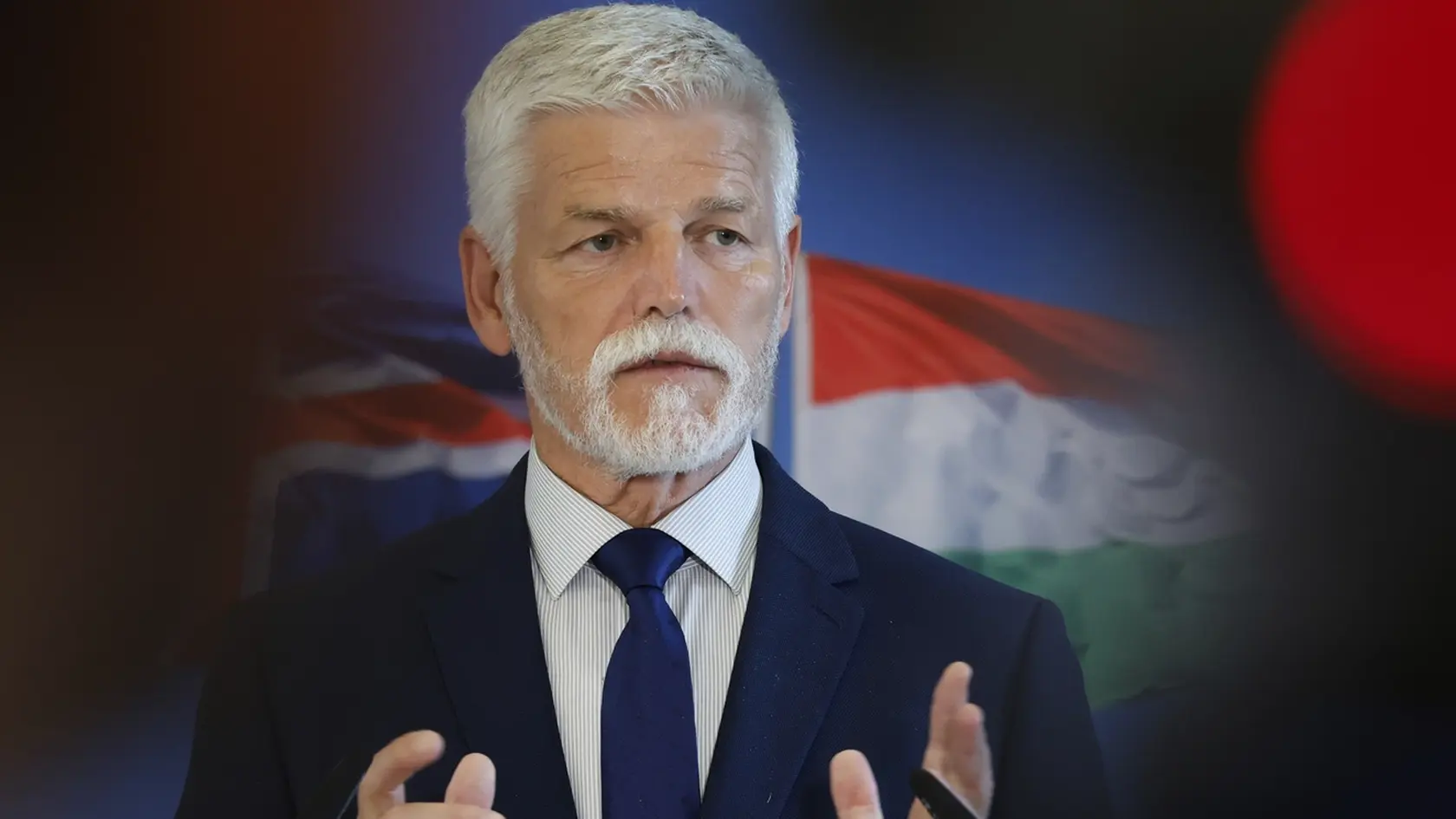 Na snímke český prezident Petr Pavel gestikuluje počas tlačovej konferencie v sídle NATO v Bruseli v stredu 21. mája 2025.
