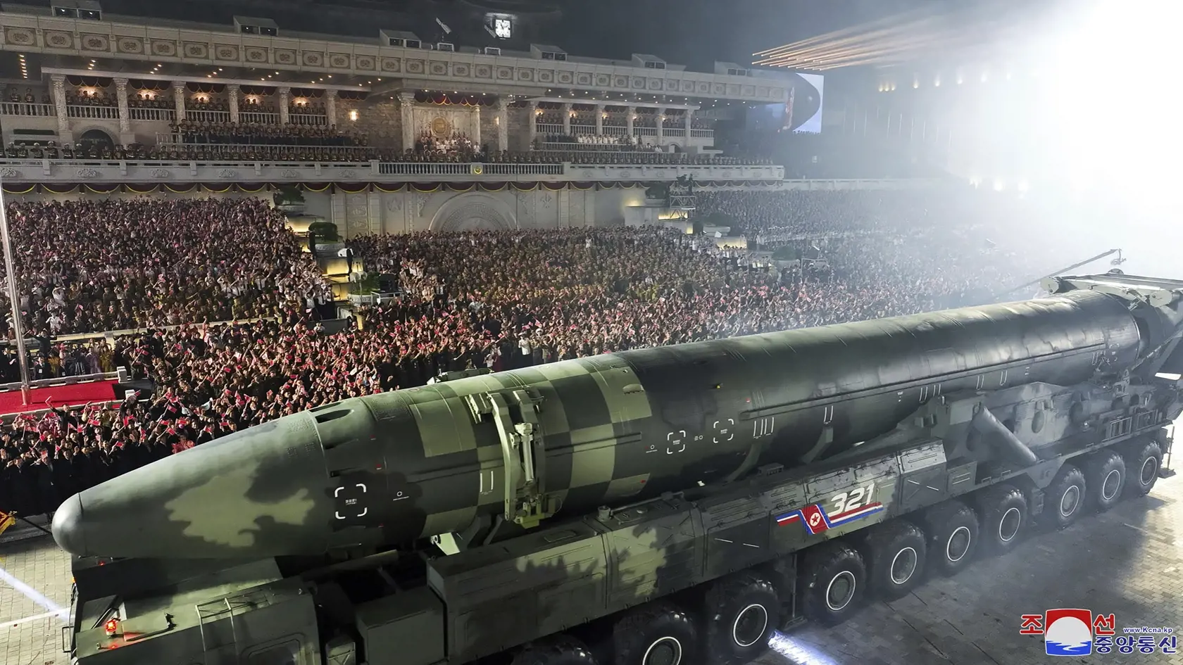 Na snímke najnovšia severokórejská medzikontinentálna balistická raketa Hwasong-17, ktorú predviedla KĽDR na veľkej nočnej vojenskej prehliadke pri príležitosti 70. výročia ukončenia kórejskej vojny v Pchjongjangu vo štvrtok 27. júla 2023.