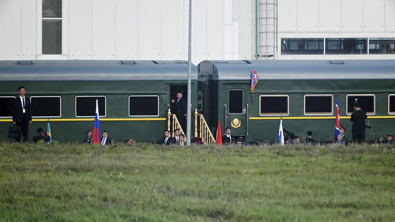 Severokórejský líder Kim Čong-un máva z vlaku po stretnutí s ruským prezidentom Vladimirom Putinom na kozmodróme Vostočnyj v Amurskej oblasti na ruskom Ďalekom východe 13. septembra 2023.