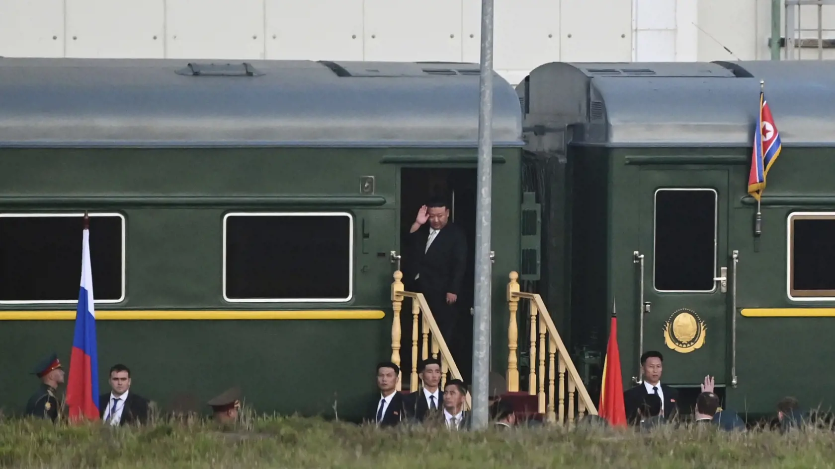 Severokórejský líder Kim Čong-un máva z vlaku po stretnutí s ruským prezidentom Vladimirom Putinom na kozmodróme Vostočnyj v Amurskej oblasti na ruskom Ďalekom východe 13. septembra 2023.