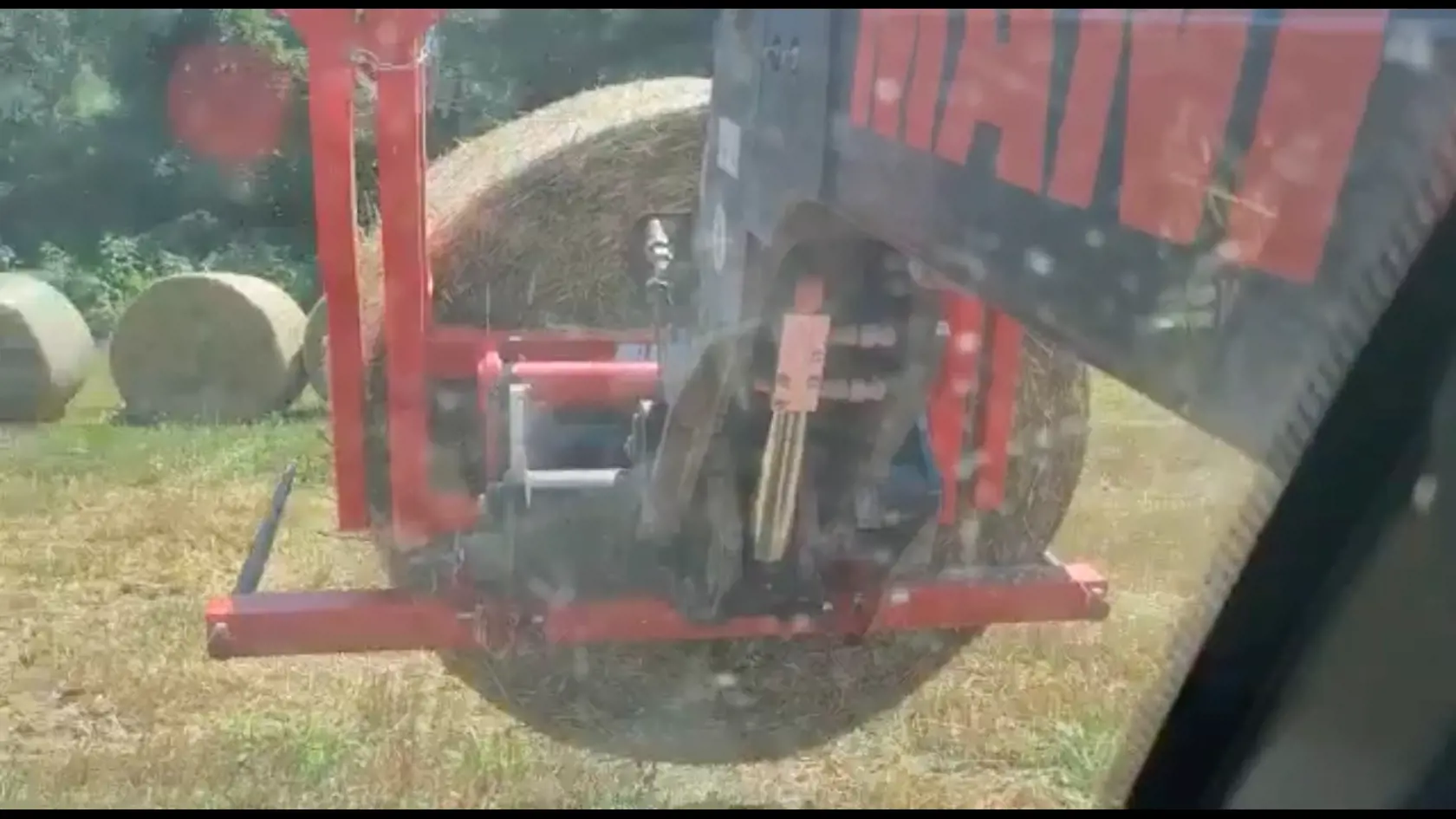 Policajný prezident sa na Facebooku pochválil videom, na ktorom šoféruje traktor.