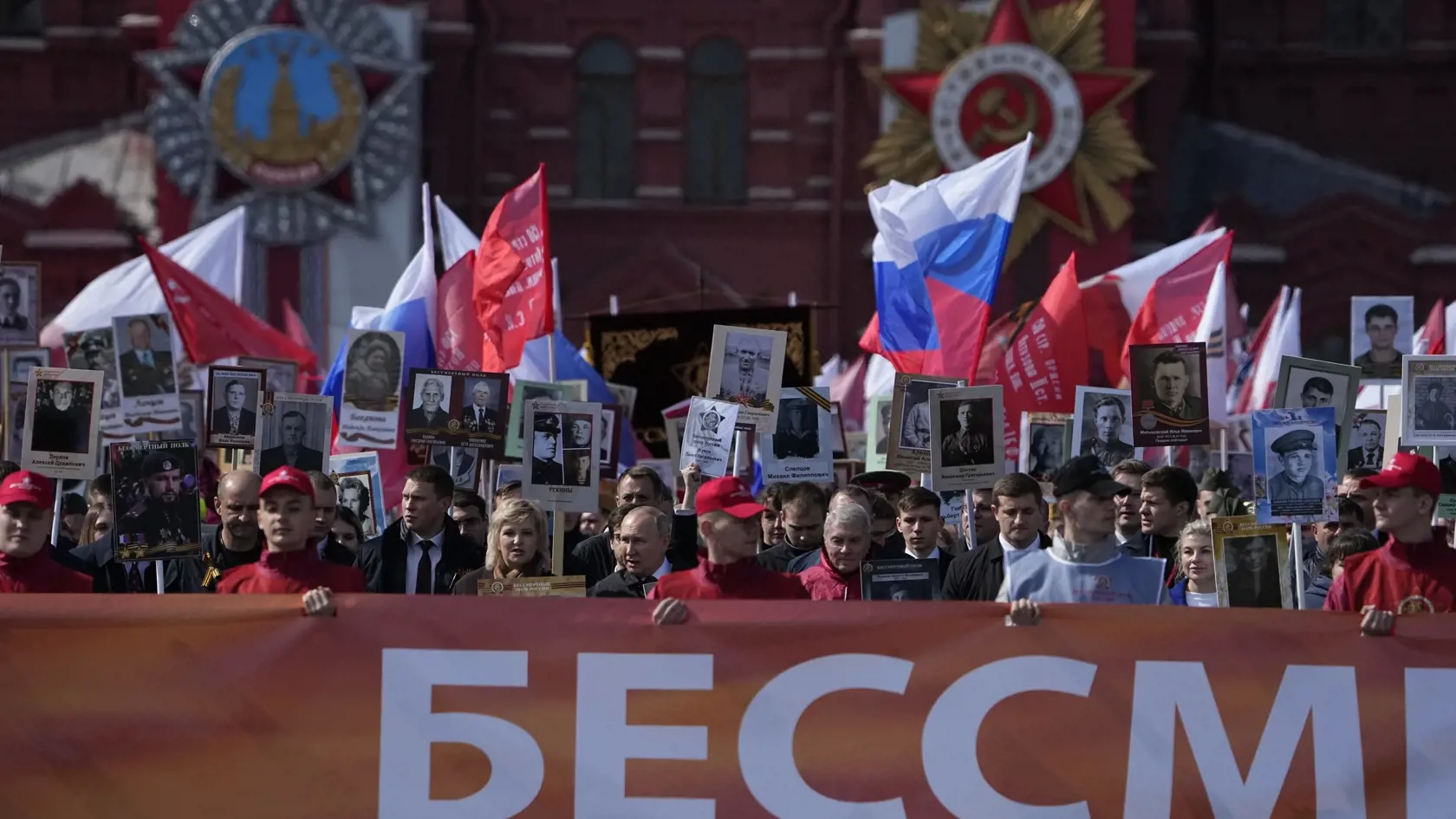 JB 9 Moskva - Ruský prezident Vladimir Putin (uprostred) počas pochodu Nesmrteľného pluku cez Červené námestie pri príležitosti 77. výročia osláv Dňa víťazstva nad hitlerovským Nemeckom v druhej svetovej vojne v Moskve 9. mája 2022. FOTO TASR/AP

Russian President Vladimir Putin, centre, attends the Immortal Regiment march through Red Square marking the 77th anniversary of the end of World War II, in Moscow, Russia, Monday, May 9, 2022. (AP Photo/Alexander Zemlianichenko)