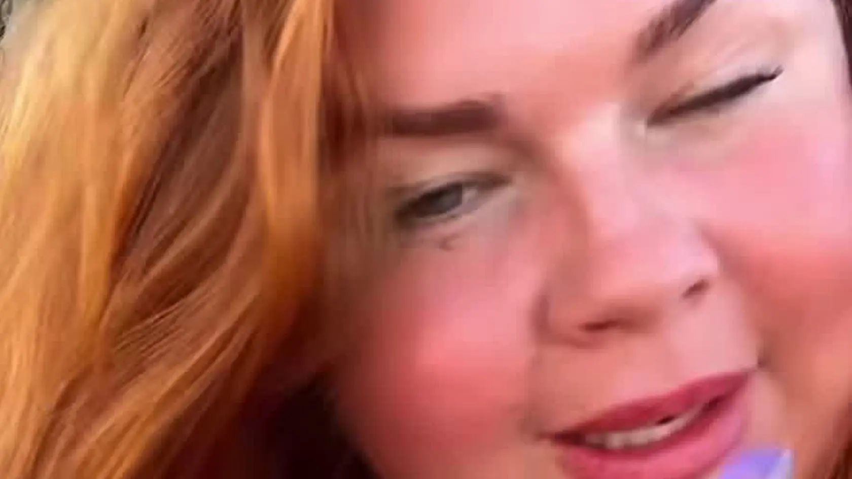 Komička Evelyn má za sebou deň, ktorý by nechcel zažiť nikto. Cesta na dovolenku sa zvrtla a stal sa z nej priam hororový zážitok!