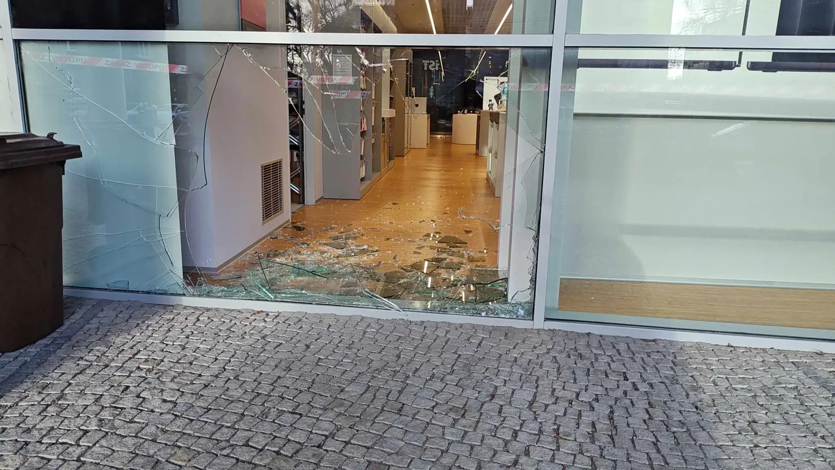 Na snímke rozbité sklo v bratislavskom nákupnom centre Central po nočnej krádeži v predajni Apple.