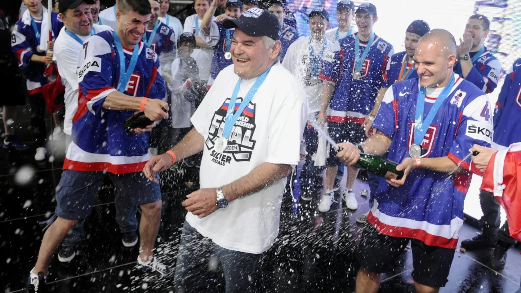 Slovenskí hokejisti počas osláv zisku