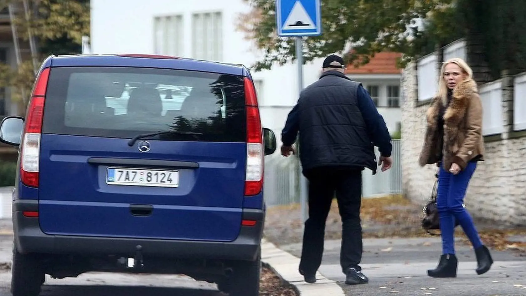 V obtiahnutých džínsoch a členkových topánkach