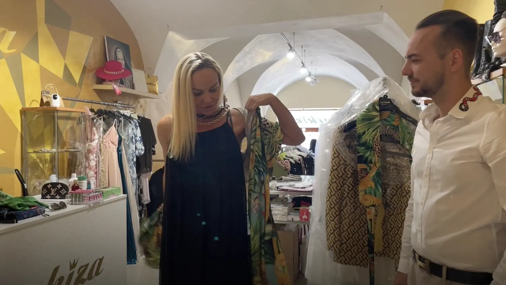 “Na jednom z mojich videí, ktoré natáčam pre moje klientky, som prezentovala predĺžené sako. V Taliančine je to “giacca lunga”. Tak som im vysvetľovala, že si ho môžu dať aj ako šaty, alebo ako predĺžené, rozviate sako. Večer som prišla z butiku domov a všimla som si, že mi napísali mnohé sledovateľky, že ma sparodoval Fero Joke...".