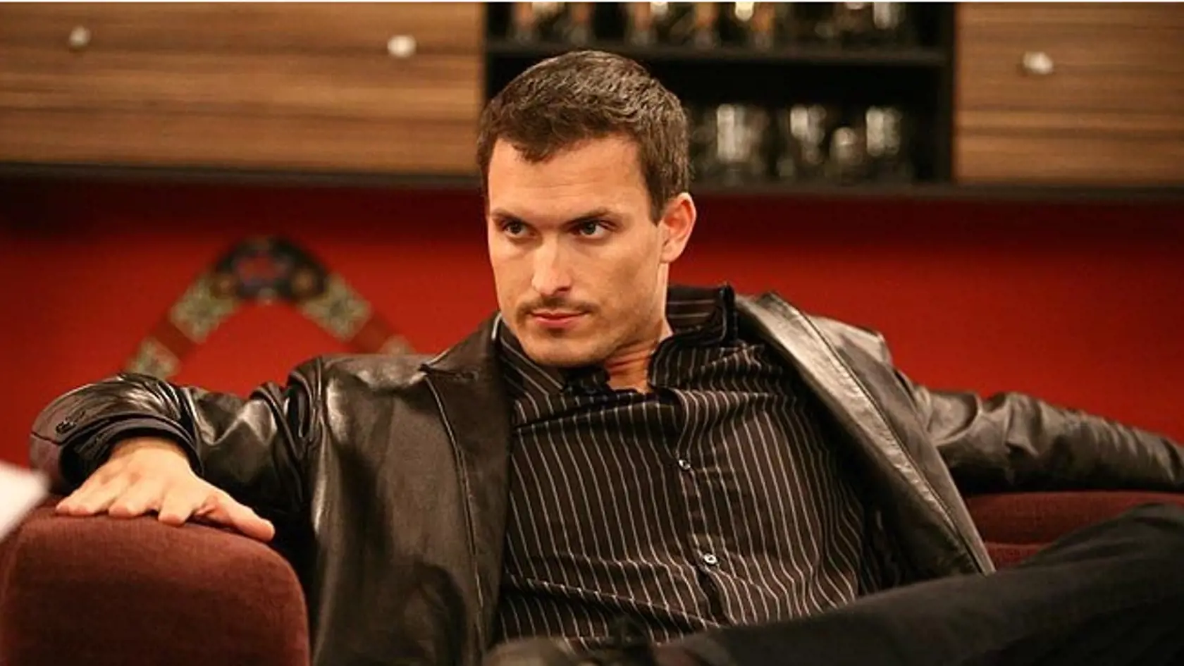Ján Koleník ako Maslák
Marcel „Maslák” Maslovič vysťahoval z bytu Milana Kordiaka a stal sa regulárnou postavou v deji. Práve Maslák bol tým človekom, ktorý zatiahol Kordiaka do špinavých kšeftov, čo sa mu po čase vrátilo a jeho najlepší kamarát ho „bonzol” na polícii. Medzitým sa však nový sexsymbol stihol oženiť s doktorkou Dominikou (Ivana Kuxová), s ktorou sa neskôr rozviedol a našiel si milenku Nataly (Petra Blesáková).