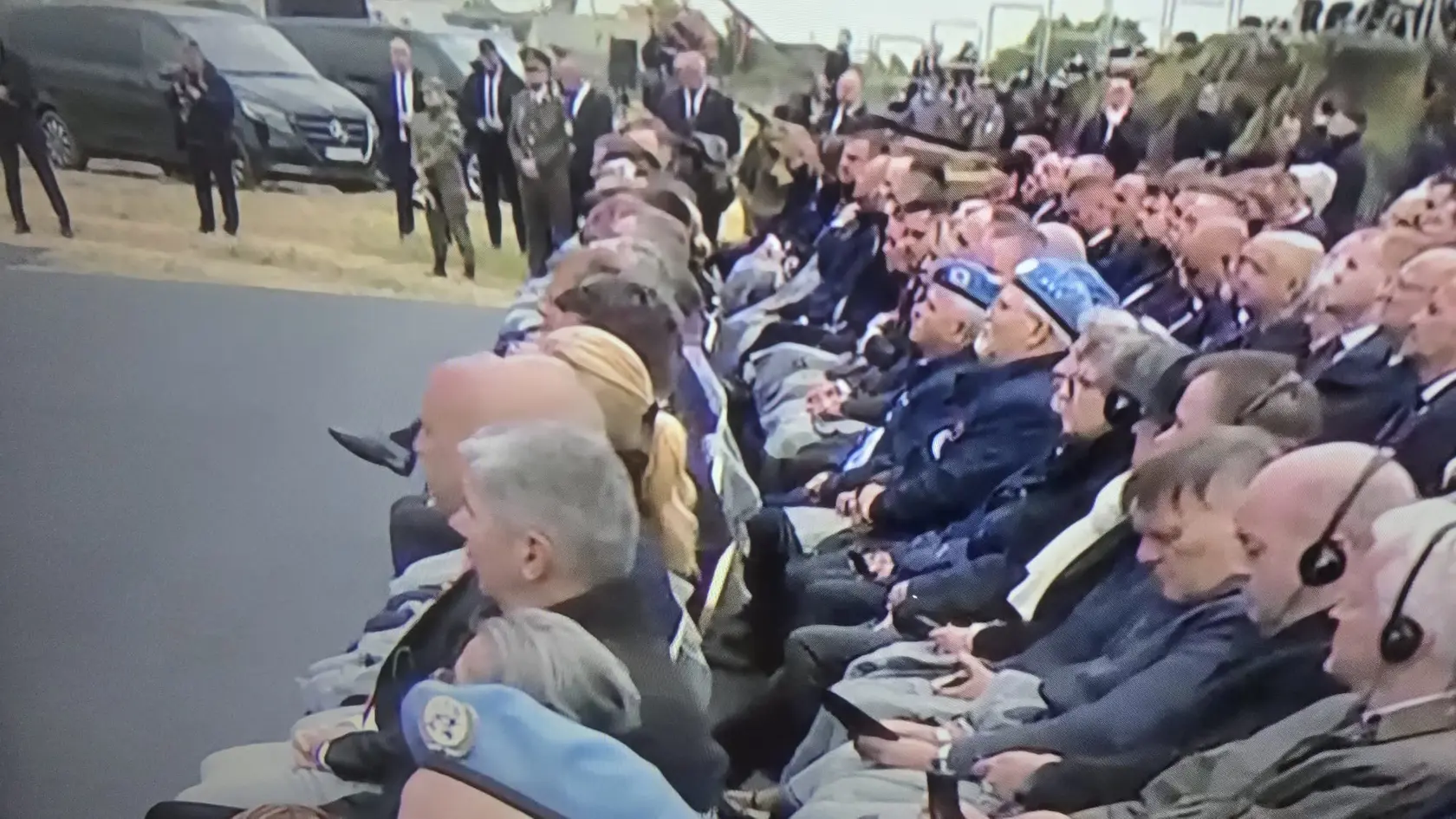 Medzi prítomnými hosťami je aj ministerka kultúry Martina Šimkovičová. Tá na podujatie prišla s nečakanou zmenou imidžu. Vlasy mala elegantne zopnuté do copu. Čo na jej zmenu hovoríte?
