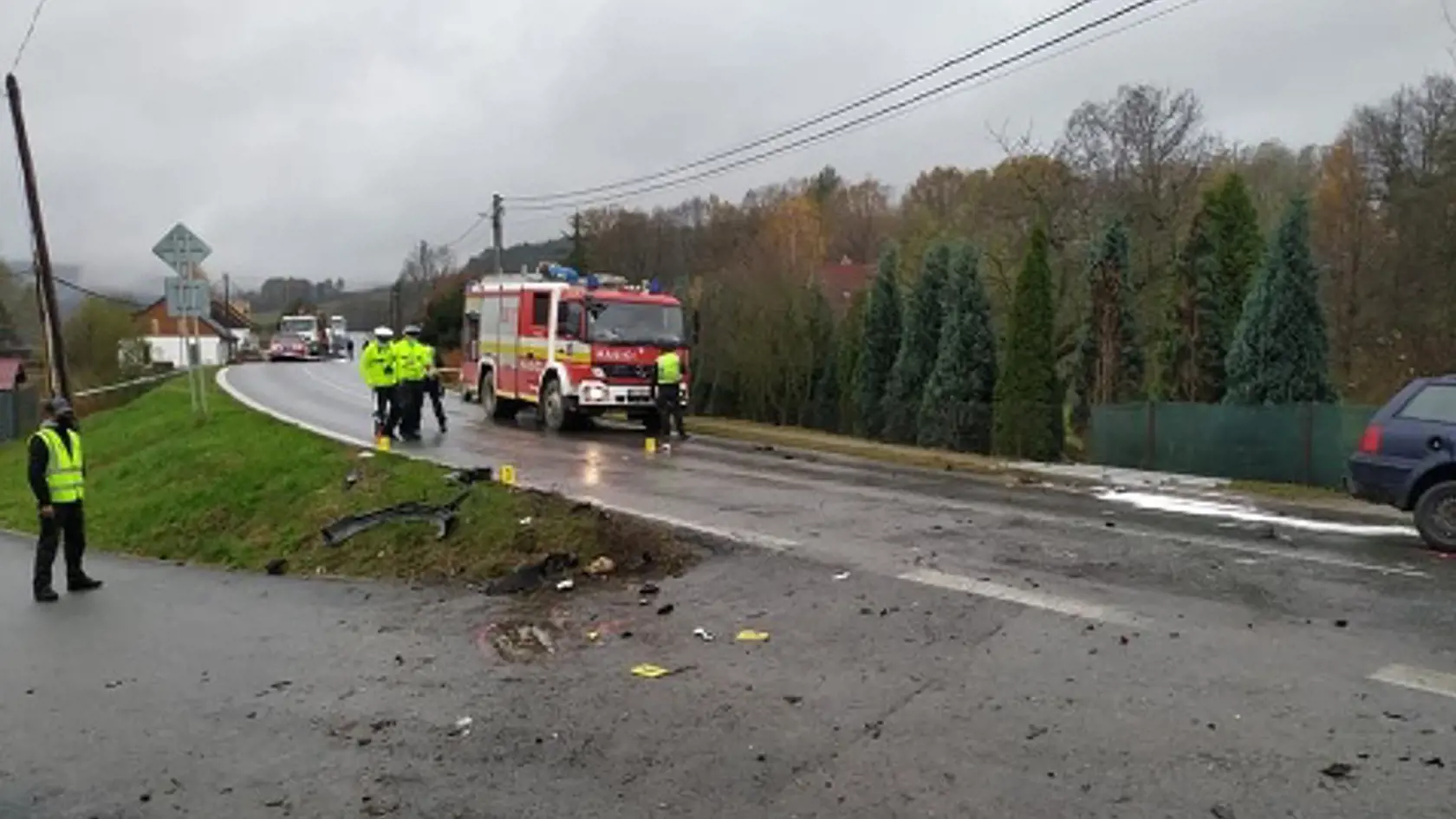 Hasiči zasahujú pri dopravnej nehode v obci Zborov.