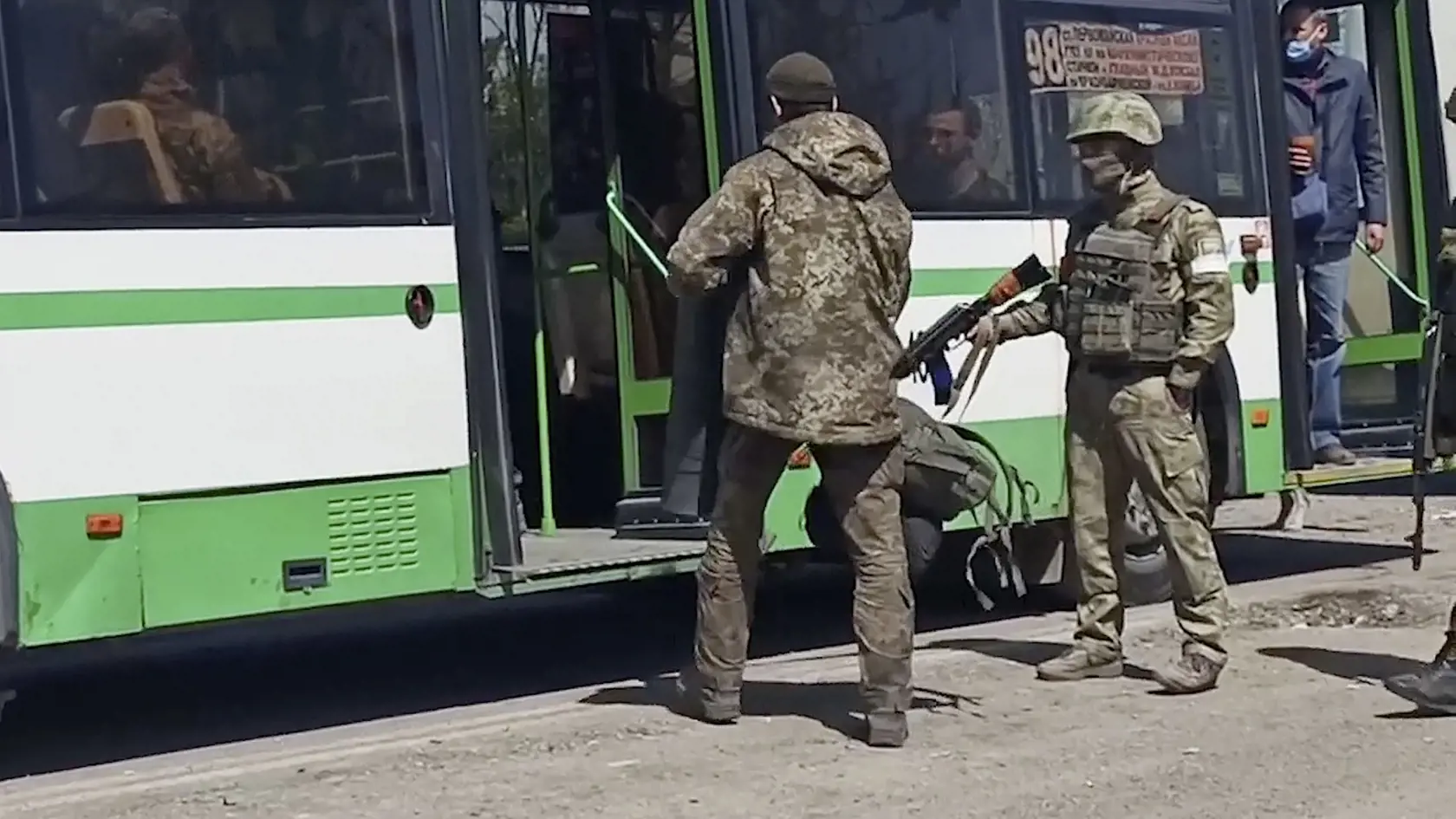KK14 Mariupol - Na videosnímke ruskí vojaci sledujú ukrajinských vojakov, ktorí nastupujú do autobusu po tom, ako opustili obliehaný oceliarsky závod Azovstaľ v Mariupole na Ukrajine 18. mája 2022. FOTO TASR/AP
In this photo taken from video released by the Russian Defense Ministry Press Service on Wednesday, May 18, 2022, Russian servicemen watch Ukrainian servicemen boarding a bus after they leaved the besieged Azovstal steel plant in Mariupol, Ukraine.(Russian Defense Ministry Press Service v
