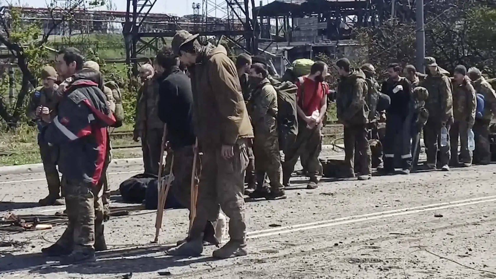KK15 Mariupol - Na videosnímke ukrajinskí vojaci opúšťajú obliehaný oceliarsky závod Azovstaľ v Mariupole na Ukrajine 18. mája 2022. FOTO TASR/AP
In this photo taken from a video released by the Russian Defense Ministry Press Service on Wednesday, May 18, 2022, shows Ukrainian servicemen after they left the besieged Azovstal steel plant in Mariupol, Ukraine. (Russian Defense Ministry Press Service via AP)