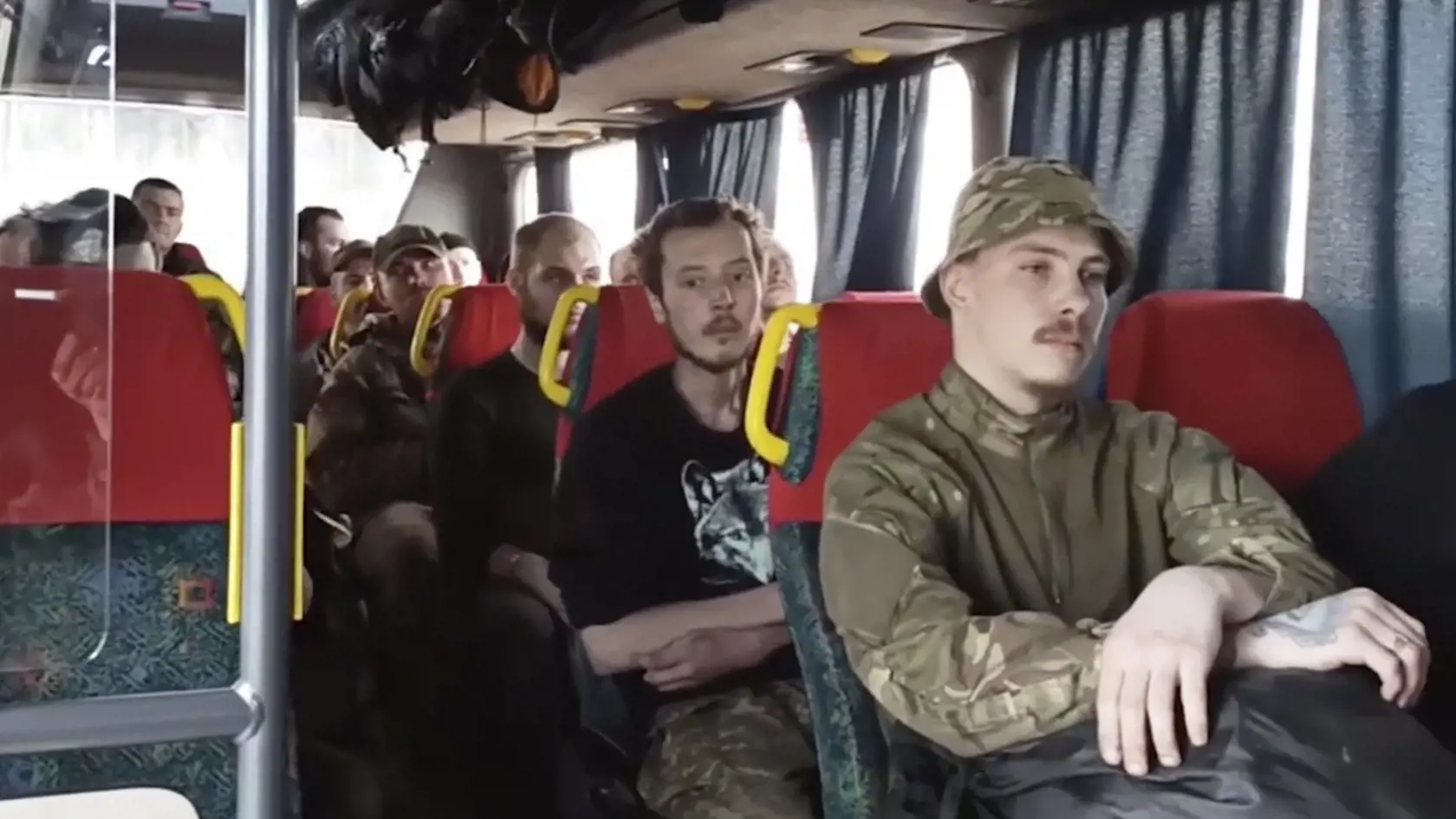 KK5 Mariupol - Na videosnímke ukrajinskí vojaci  počas ich evakuácie z obliehanej oceliarne Azovstaľ v ukrajinskom Mariupole 17. mája 2022. Ruské ministerstvo obrany v utorok uviedlo, že viac než 250 ukrajinských bojovníkov, ktorí sa skrývali v oceliarňach Azovstaľ v meste Mariupol, sa vzdalo. FOTO TASR/AP
In this photo taken from video released by the Russian Defense Ministry Press Service on Tuesday, May 17, 2022, Ukrainian servicemen sit in a bus as they are being evacuated from the besieged 
