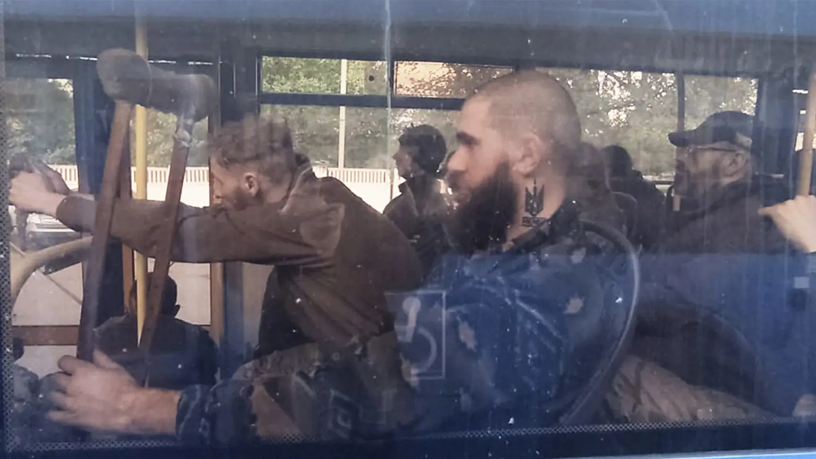 KK54 Olenivka - Na snímke ukrajinskí vojaci sedia v autobuse po ich evakuácii z obliehaného mariupolského oceliarskeho závodu Azovstaľ v obci Olenivka, ktorá leží neďaleko mesta Doneck v Doneckej oblasti na východe Ukrajiny 17. mája 2022. Sedem autobusov s ukrajinskými vojakmi, ktorí niekoľko týždňov odolávali útokom ruských síl v oceliarniach Azovstaľ v prístavnom meste Mariupol, údajne dorazilo do obce Olenivka, ktorá leží neďaleko mesta Doneck v Doneckej oblasti na východe Ukrajiny a ovláda j