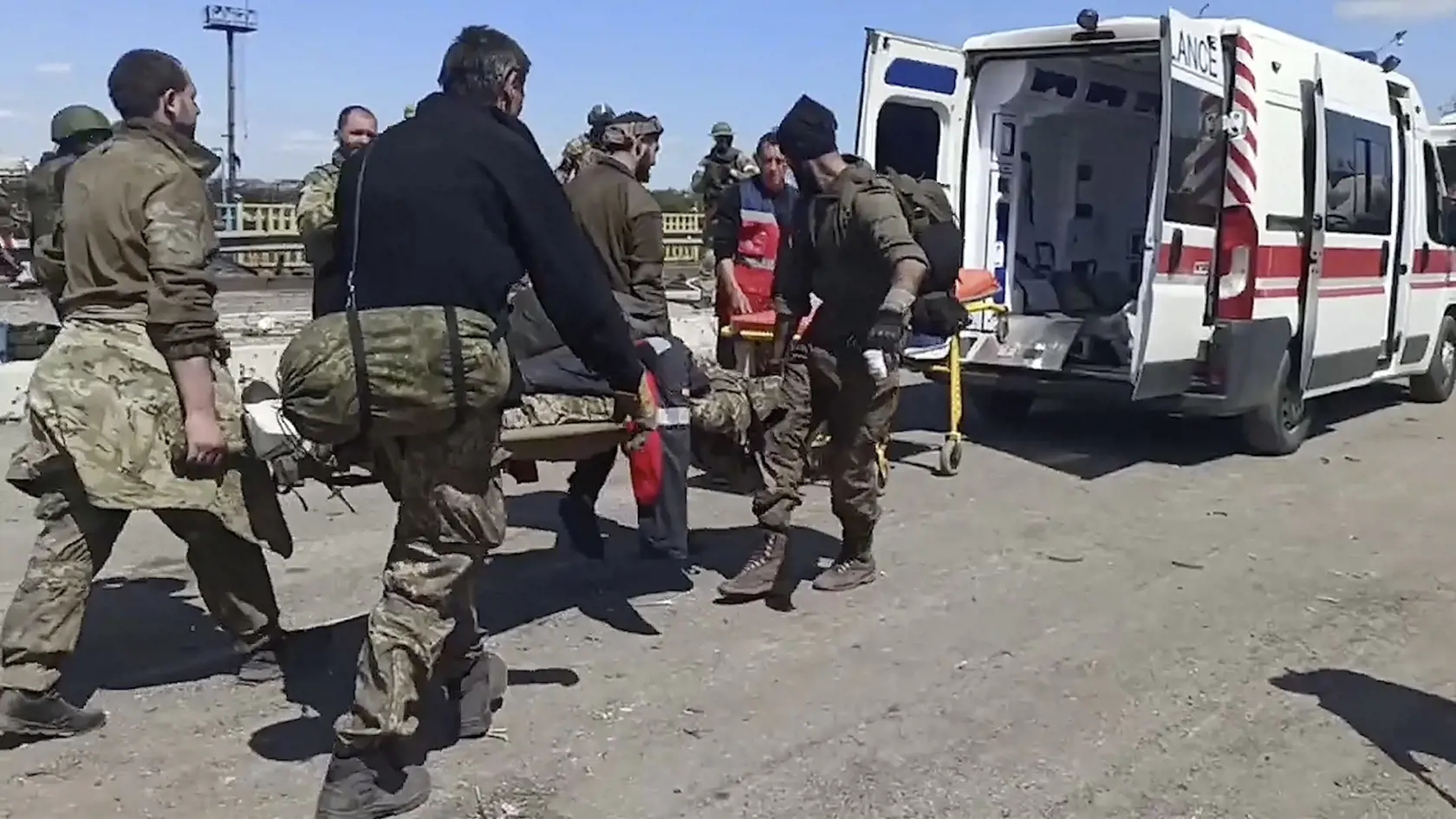 KK13 Mariupol - Na videosnímke ukrajinskí vojaci nesú zraneného spolubojovníka po tom, ako opustili obliehaný oceliarsky závod Azovstaľ v Mariupole na Ukrajine 18. mája 2022. FOTO TASR/AP
In this photo taken from a video released by the Russian Defense Ministry Press Service on Wednesday, May 18, 2022, Ukrainian servicemen carry a wounded comrade after they left the besieged Azovstal steel plant in Mariupol, Ukraine. (Russian Defense Ministry Press Service via AP)