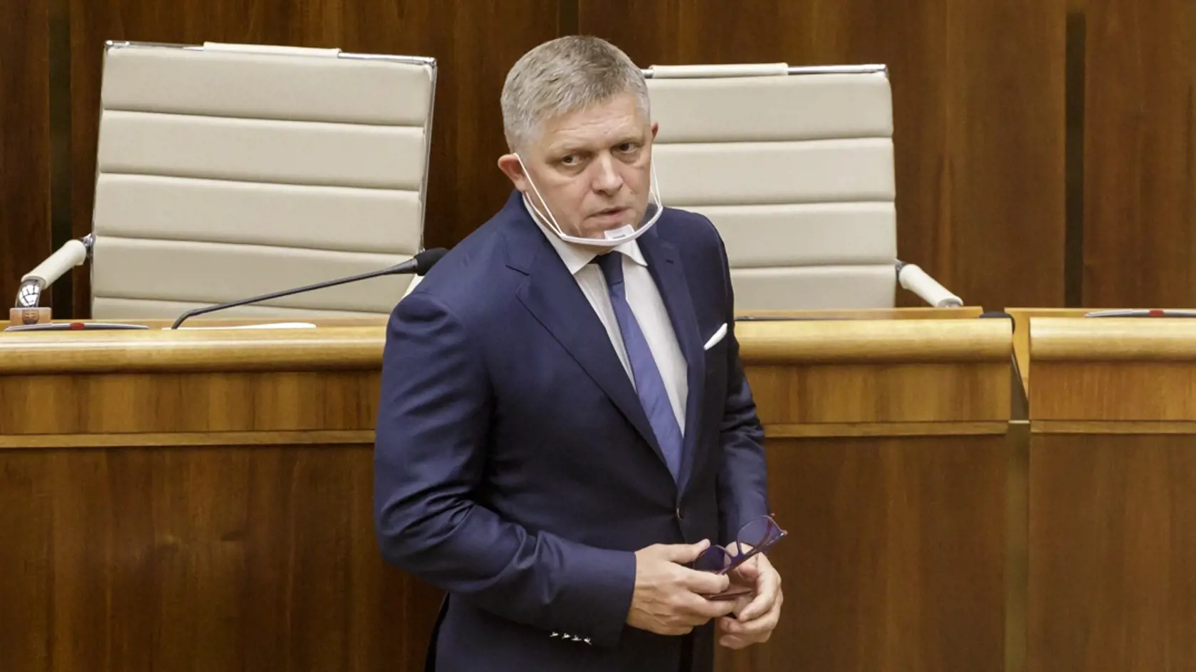 Úrad verejného zdravotníctva (ÚVZ) SR by mohol pri tvorbe protipandemických opatrení prihliadať na digitálny COVID preukaz. Ten informuje, či osoba bola zaočkovaná proti ochoreniu COVID-19, negatívne testovaná alebo ochorenie prekonala. Vyplýva to z novely zákona o ochrane, podpore a rozvoji verejného zdravia, ktorú poslanci v sobotnom hlasovaní posunuli do druhého čítania. Parlament o právnej norme rokuje v skrátenom legislatívnom konaní.