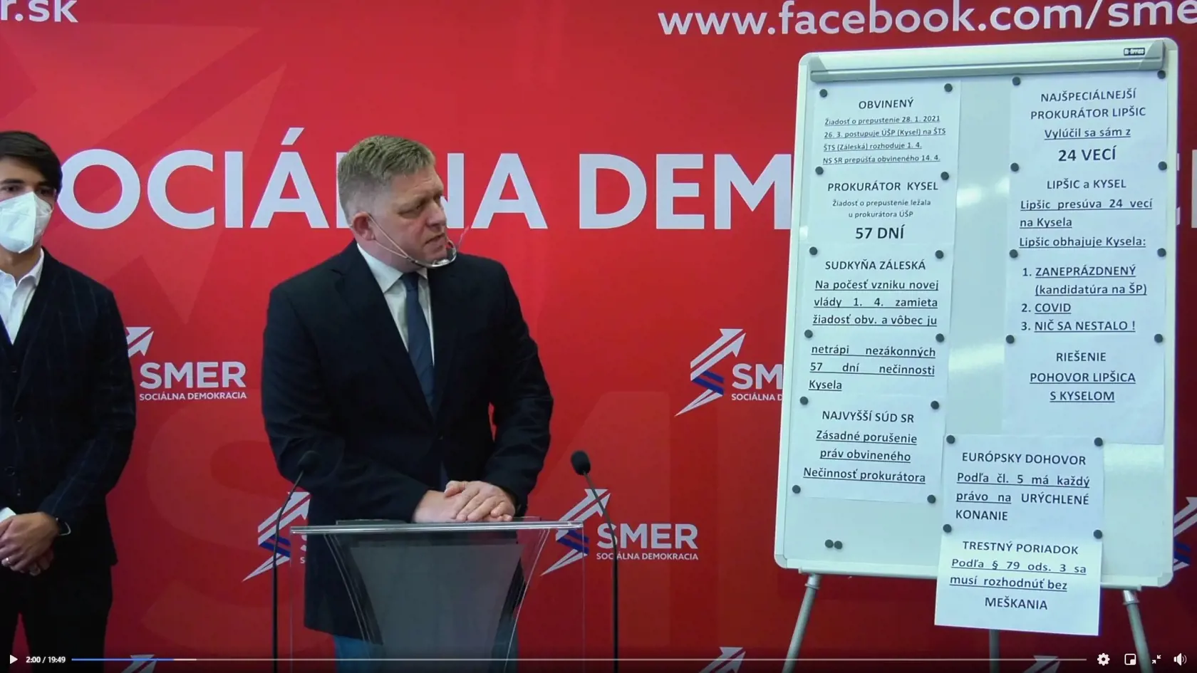 Biela magnetická tabuľa sa stala už neodmysliteľnou súčasťou tlačoviek opozičnej strany Smer.