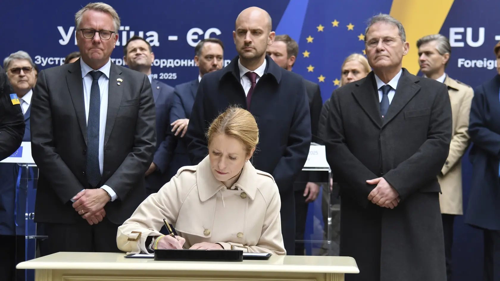 Šéfka diplomacie EÚ Kaja Kallasová (v popredí) podpisuje dohodu o transfere na Ukrajinu výnosu podielu akcií zo zmrazených ruských aktív na neformálnom zasadnutí zástupcov diplomacií členských štátov Európskej únie a Ukrajiny v ukrajinskom Ľvove 9. mája 2025.