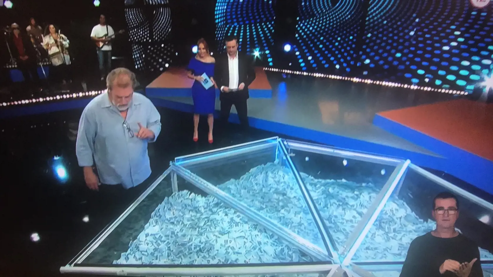 Herec Michal Ďuriš počas žrebovania.