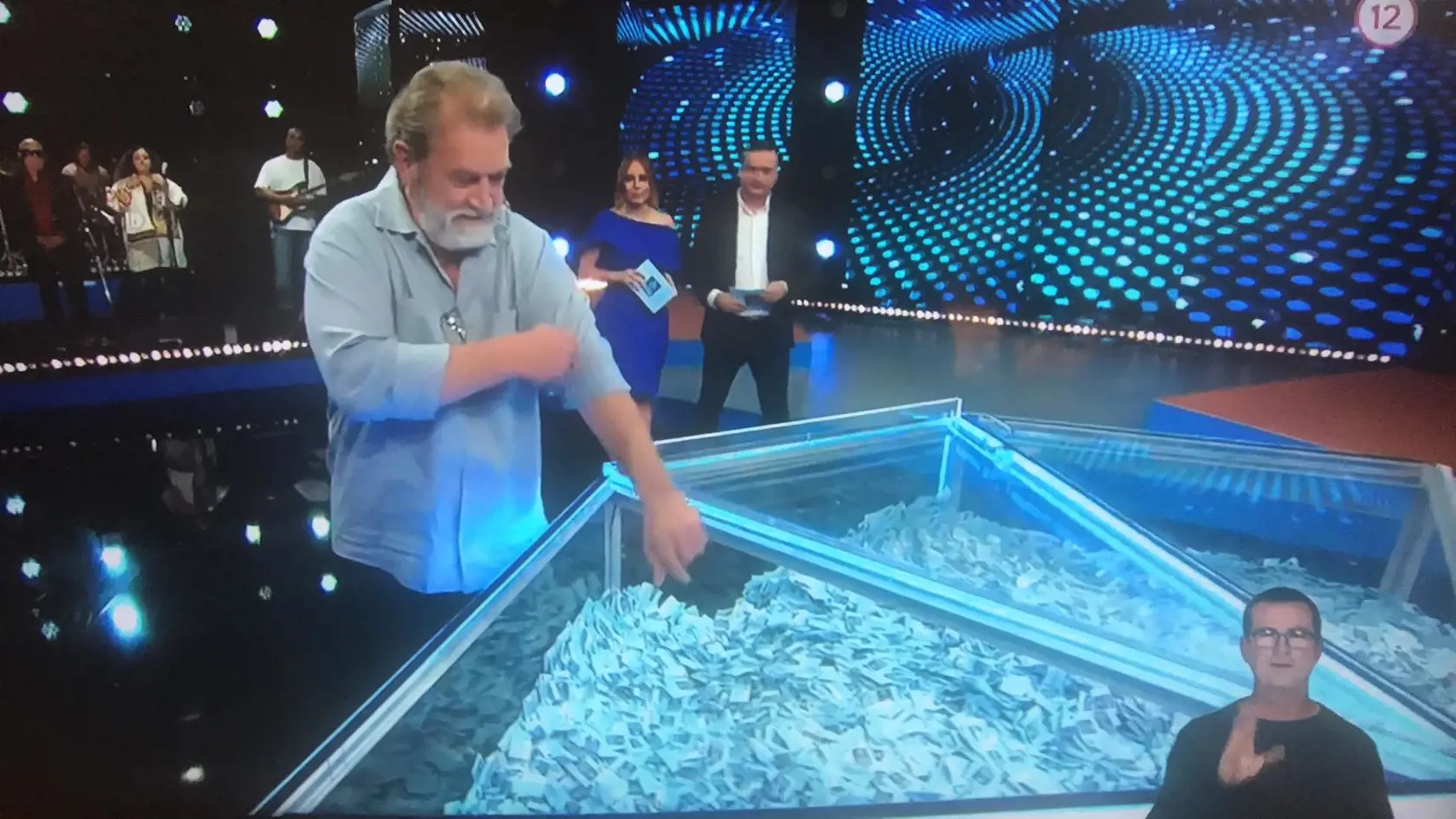 Herec Michal Ďuriš počas žrebovania.