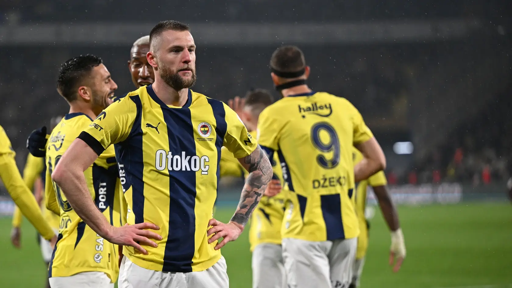 Na snímke slovenský futbalista Milan Škriniar (v popredí) sa raduje so spoluhráčmi z gólu.