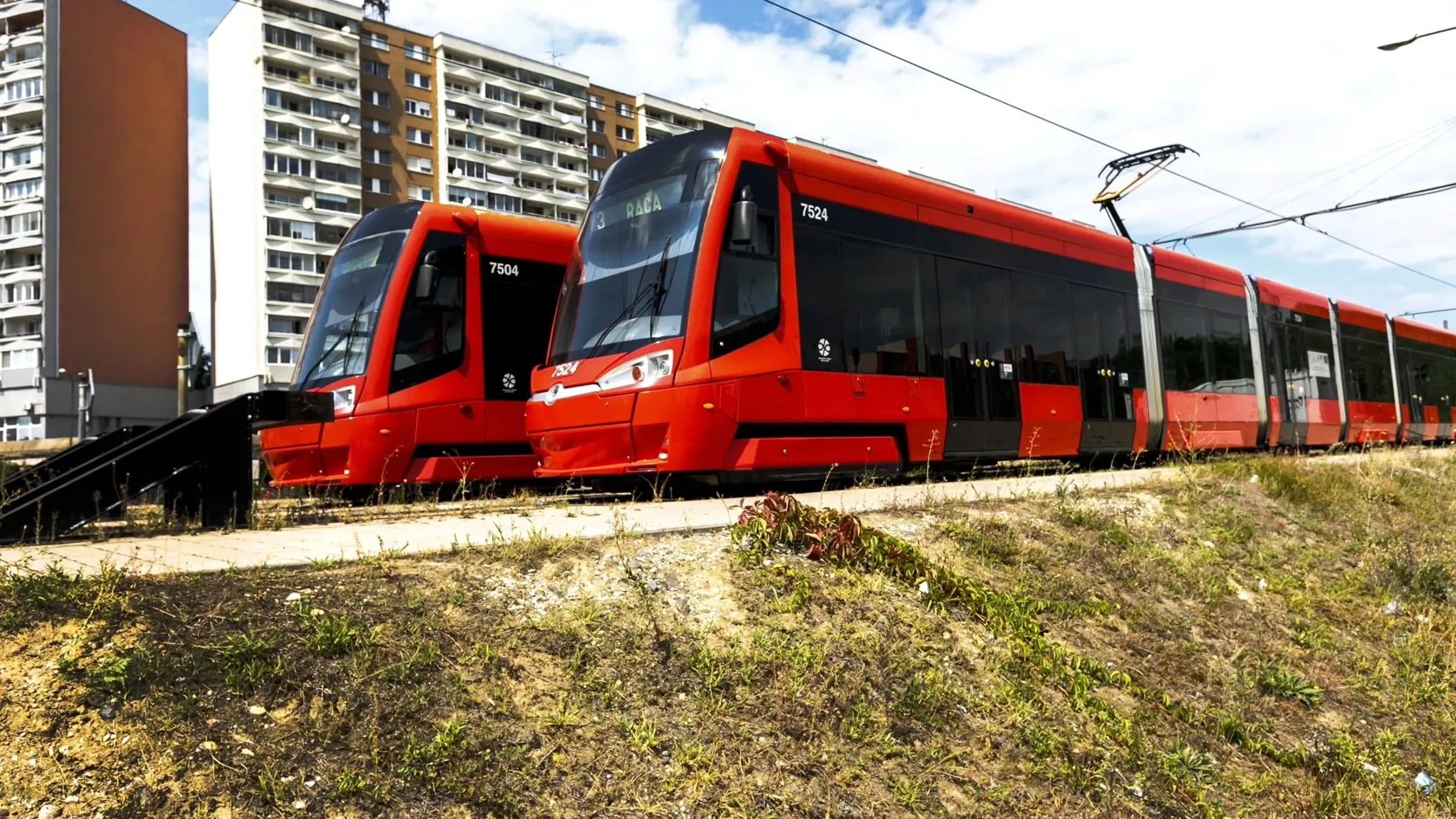 Stavebné práce na výstavbe električkovej trate v bratislavskej Petržalke v úseku od Jungmannovej po Janíkov dvor by sa mali po niekoľkomesačnom útlme čoskoro opäť rozbehnúť. Na snímke konečná zastávka električiek Jungmannova. V Bratislave, 9. augusta 2022. FOTO TASR - Dano Veselský