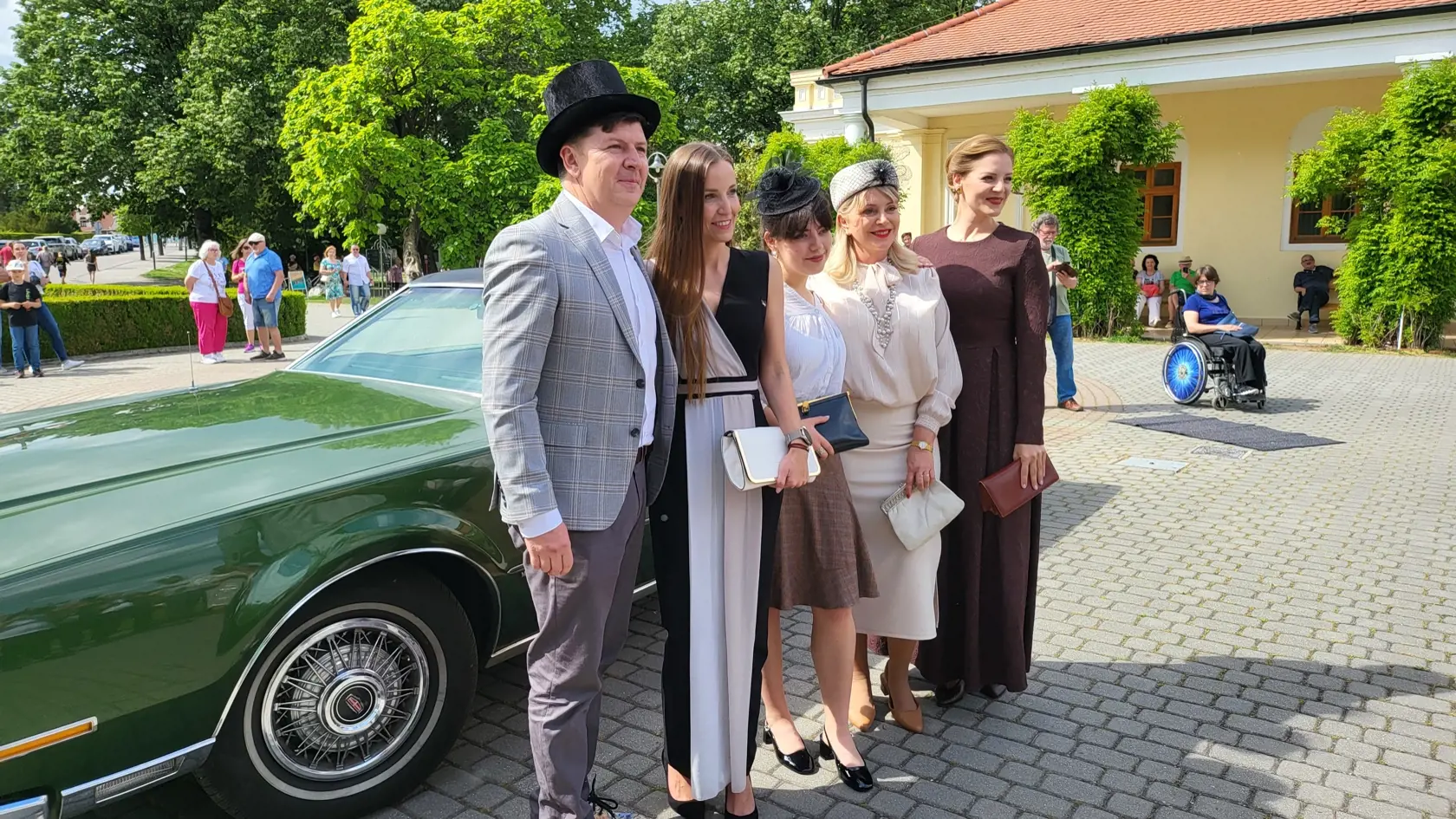 V hnedých šatách Barbora Chlebcová, vedľa nej Zuzana Vačková s dcérou.