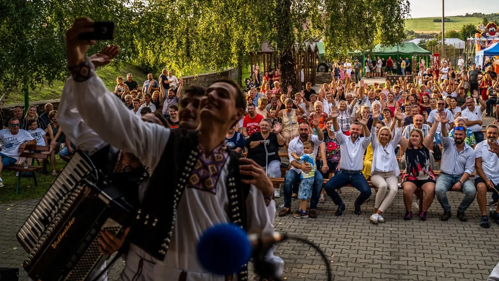 Strana Hlas navštívila Sninu. Domáci politikov zabavili aj folklórnym vystúpením.