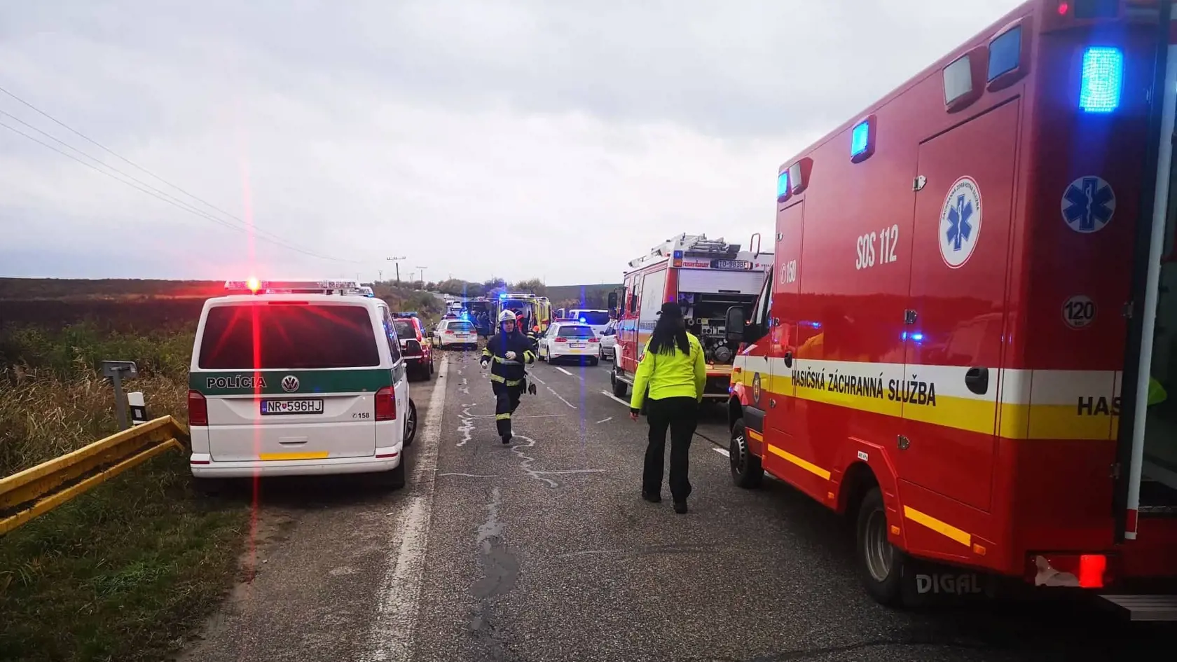 Hasiči momentálne zasahujú pri tragickej dopravnej nehode, ktorá stala v katastri obce Nitrianske Hrnčiarovce, okres Nitra 13. novembra 2019. Pri nehode došlo k zrážke nákladného vozidla a autobusu s cestujúcimi. Podľa doterajších informácii utrpelo následkom nehody zranenia najmenej 20 osôb a doposiaľ 13 osôb nehodu neprežilo. Na mieste udalosti zasahuje takmer 30 hasičov z Nitry, zo Zlatých Moraviec a zo Selenca. FOTO TASR - Prezídium HaZZ 
