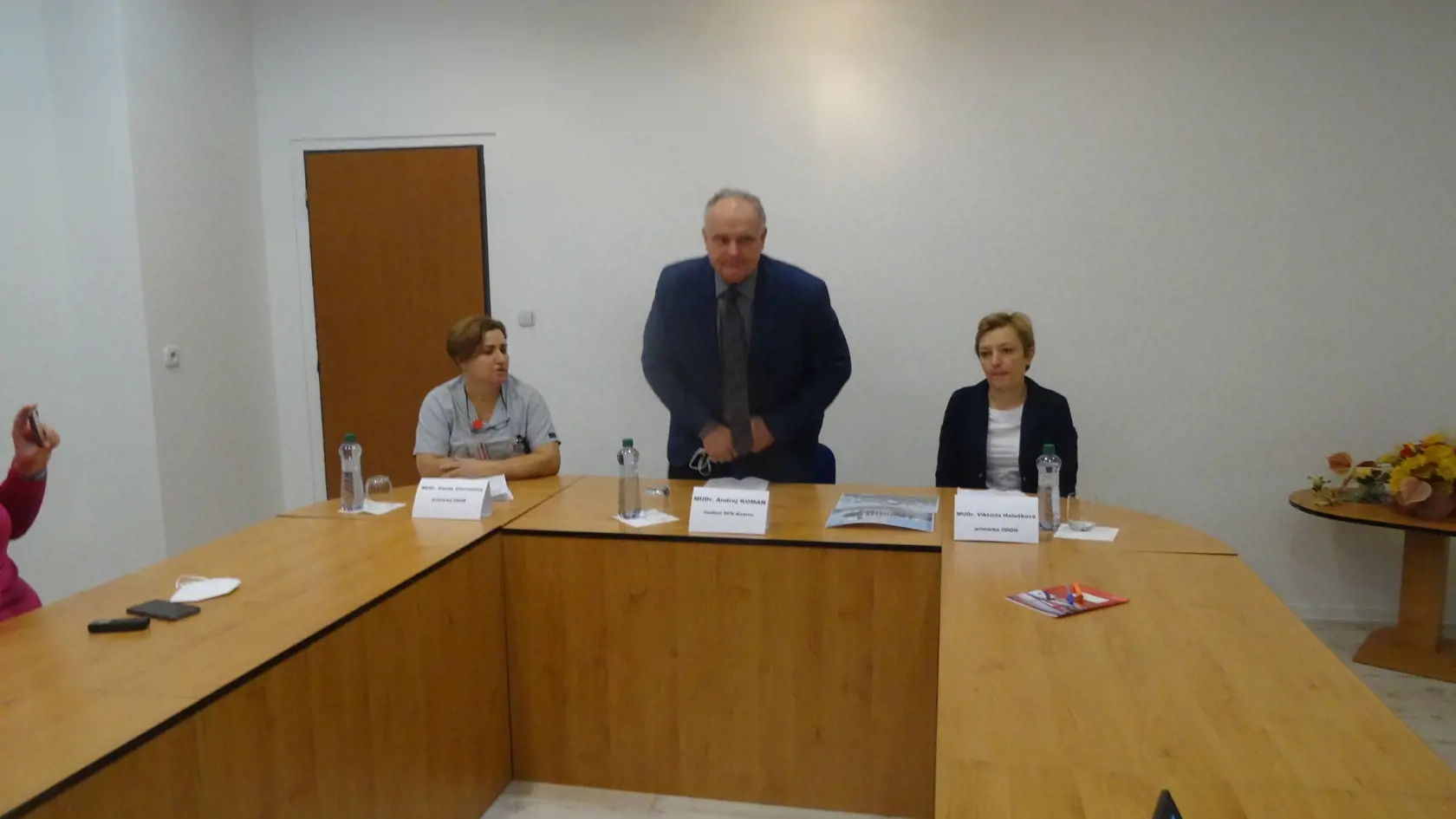 Riaditeľ nemocnice Andrej Koman a primárky Oddelenia detskej onkológie a hematológie Viktória Halušková (vpravo) a šéfka Oddelenia neonatologickej intenzívnej medicíny Vanda Chovanová.