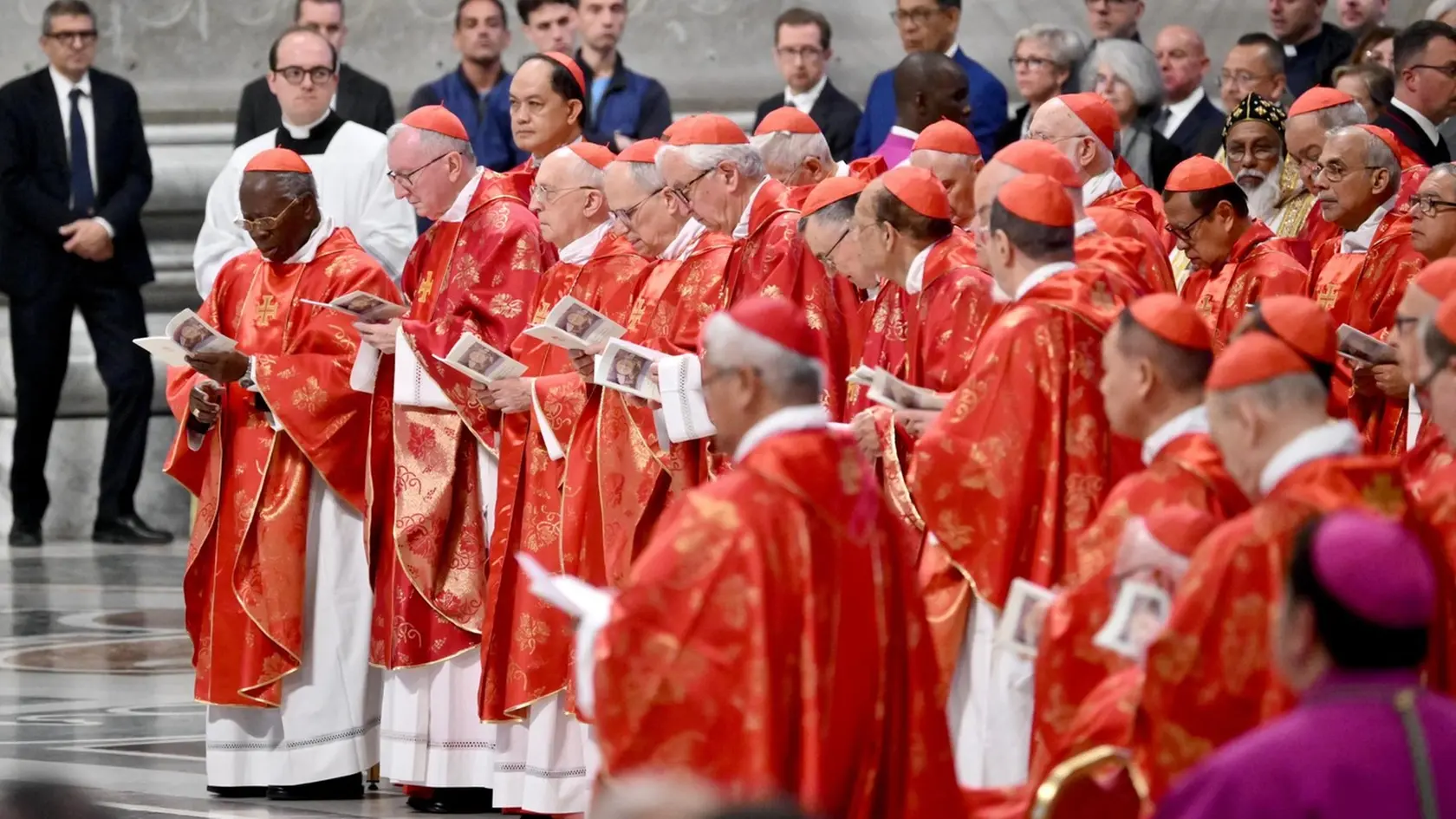 Kardináli počas svätej omše za voľbu pápeža (Pro eligendo Romano Pontifice) v Bazilike sv. Petra.