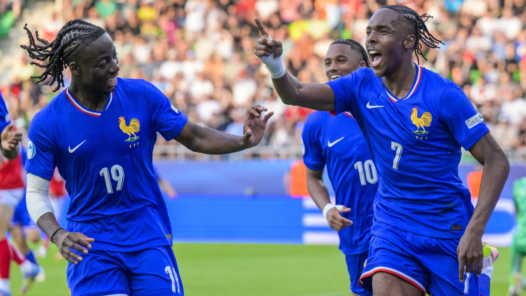 Na snímke zľava Ismaël Doukoure, Mathys Tel (Francúzsko) sa tešia z tretieho gólu počas zápasu štvrťfinále Dánsko - Francúzsko na majstrovstvách Európy hráčov do 21 rokov v Prešove v nedeľu 22. júa 2025