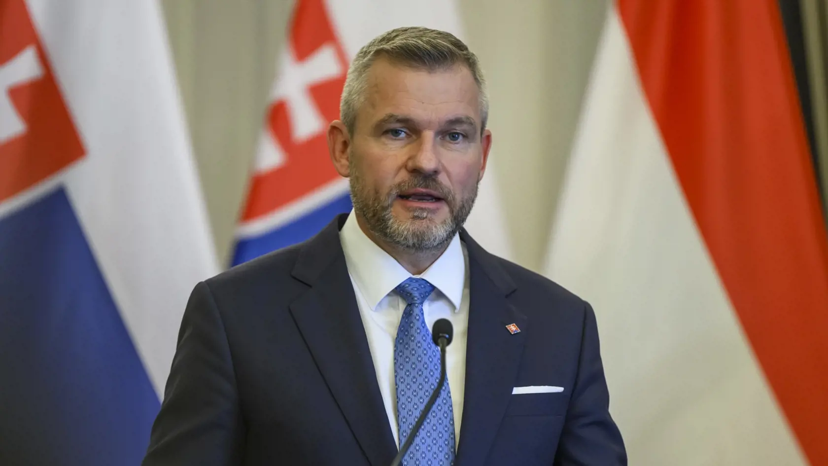 Na snímke slovenský prezident Peter Pellegrini počas tlačovej konferencie s maďarským prezidentom Tamásom Sulyokom po spoločnom stretnutí v Budapešti 18. júla 2024.
