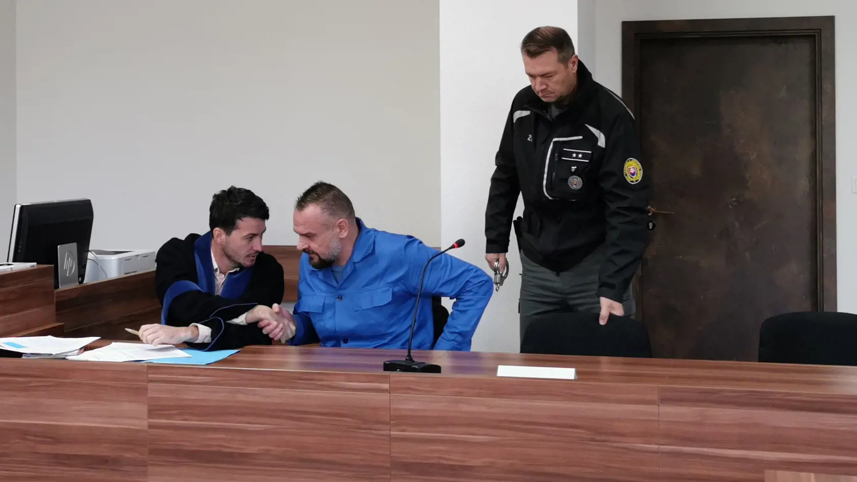 Je presvedčený, že ženy zistili, že chodil naraz s viacerými a preto sa proti nemu spojili.