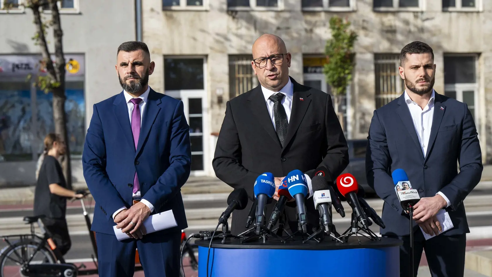 Poslanec Národnej rady (NR) Slovenskej republiky (SR) Richard Glück (Smer), minister dopravy SR Jozef Ráž ml. (nominant Smer) a poslanec NR SR Ján Mažgút (Smer) počas tlačovej konferencie na tému: Cyklotrasa na Vajanského nábreží v Bratislave.