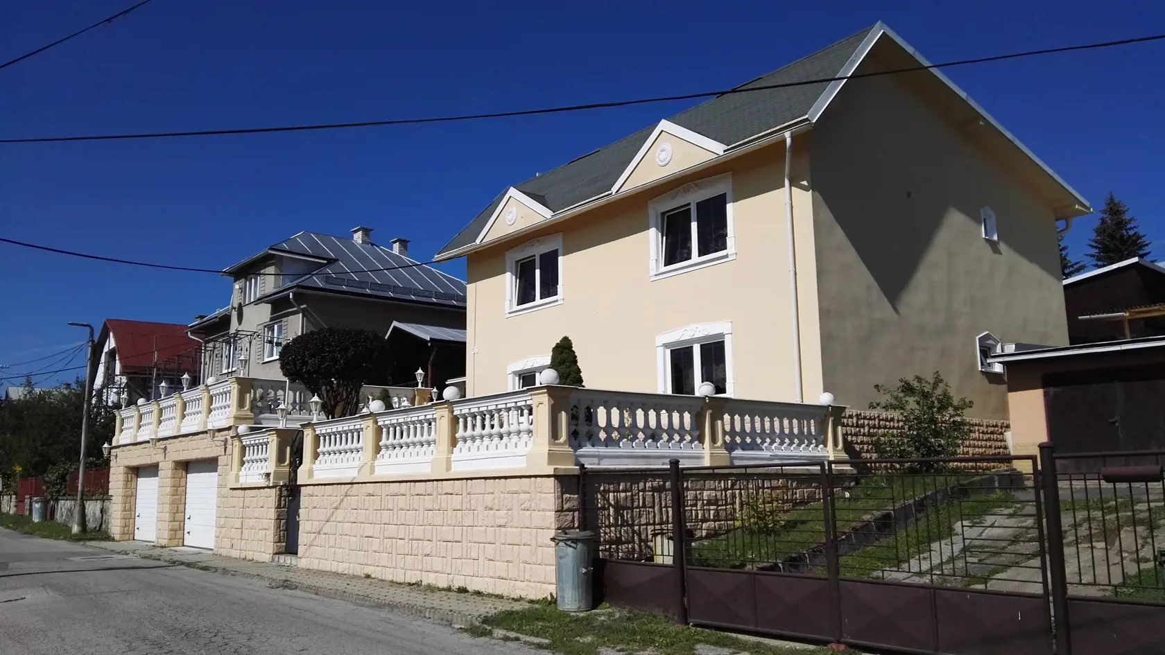 Dom v Brezne: Dlhé roky sa ho snažila predať Černákova exmanželka. Napokon sa jej to podarilo v roku 2015. Vietnamský podnikateľ zmenil farbu domu z modrej na žltú.