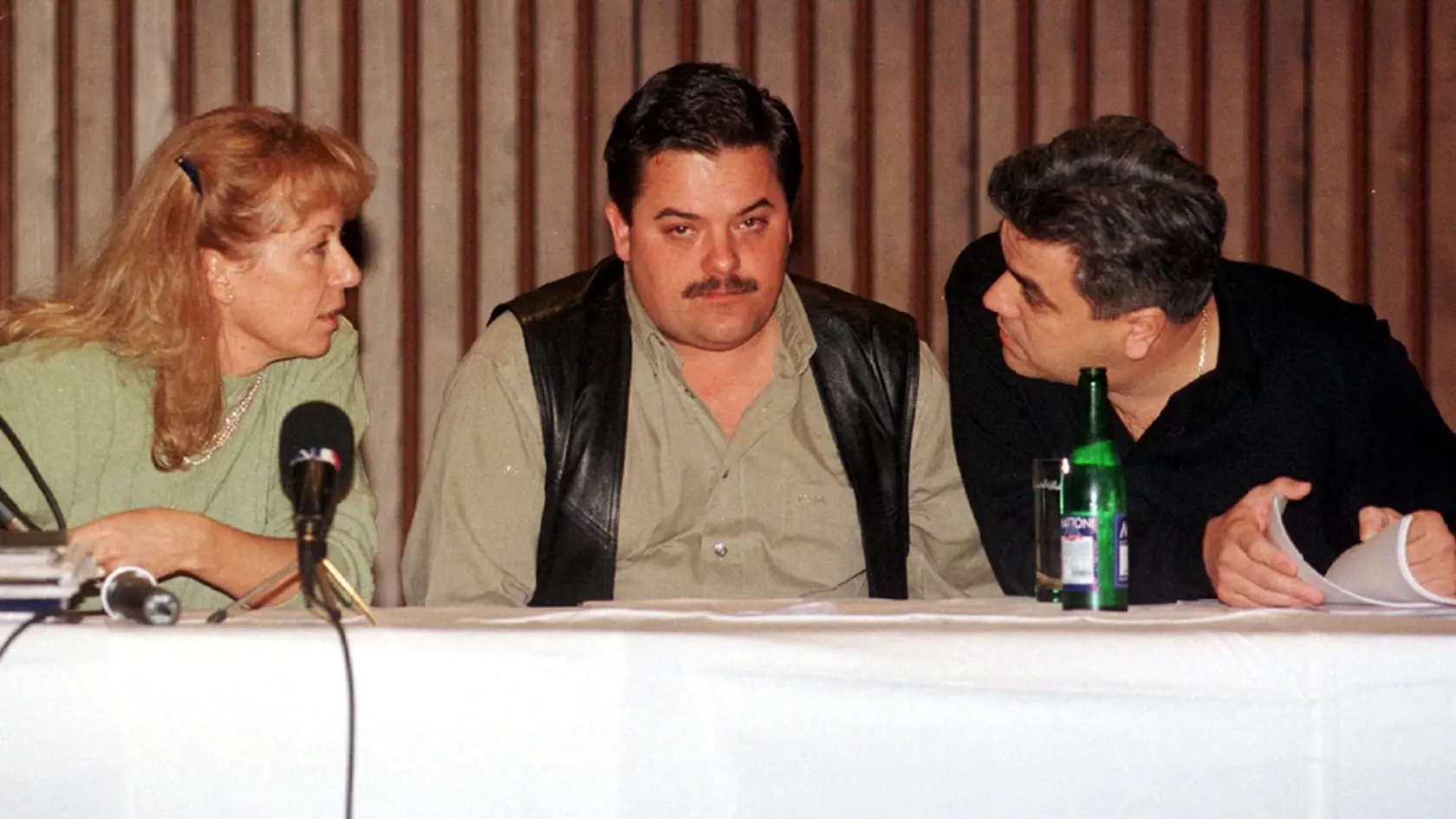 1998: Stretnutie zástupcu spoločnosti Gamatex v vtedy prevádzkujúcej TV Markíza Mariána Kočnera (uprostred) s niektorými zamestnancami Markízy. Na sn. konateľka STS Sylvia Volzová (vľavo) a Tibor Ágh (vpravo). Podľa Mikuláša Černáka si dal Rusko údajne objednať vraždu Volzovej.