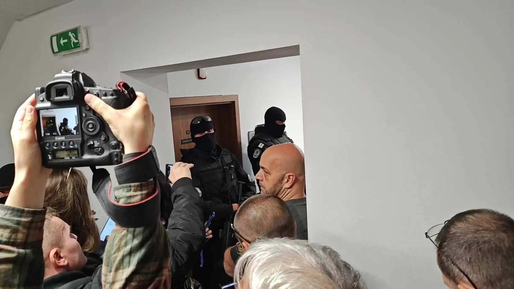 Príchod justičnej eskorty.