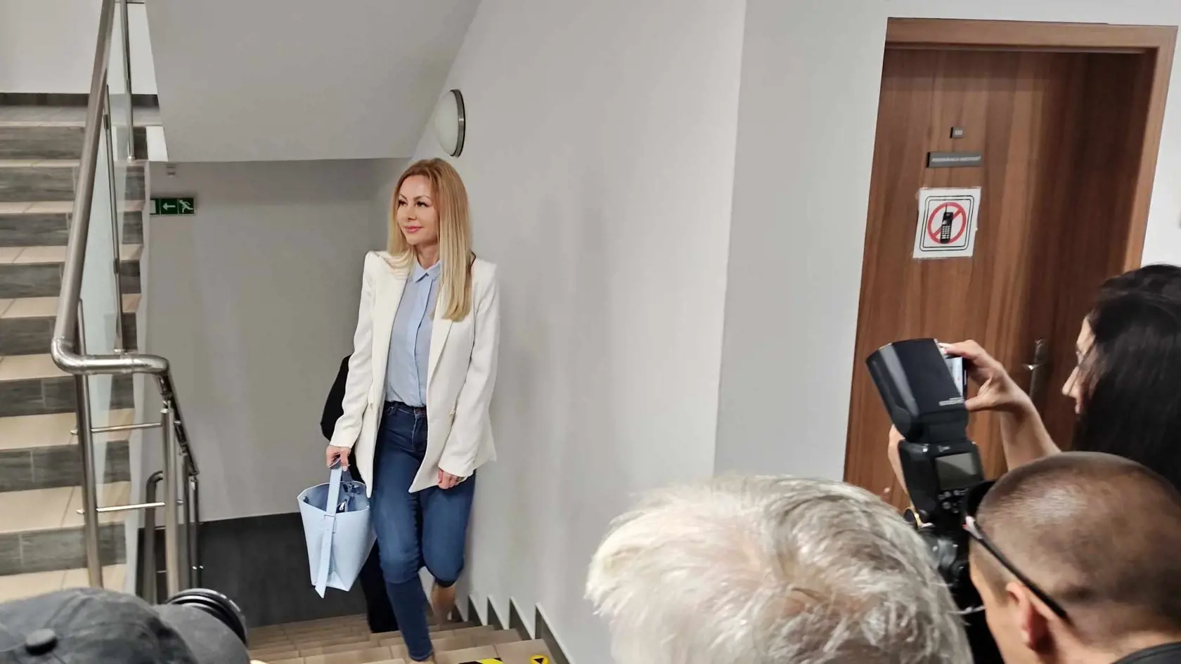 Príchod účastníkov na súdne pojednávanie vo veci podmienečného prepustenie Mikuláša Černáka na slobodu. Na snímke jeho snúbenica Monika Křivová.
