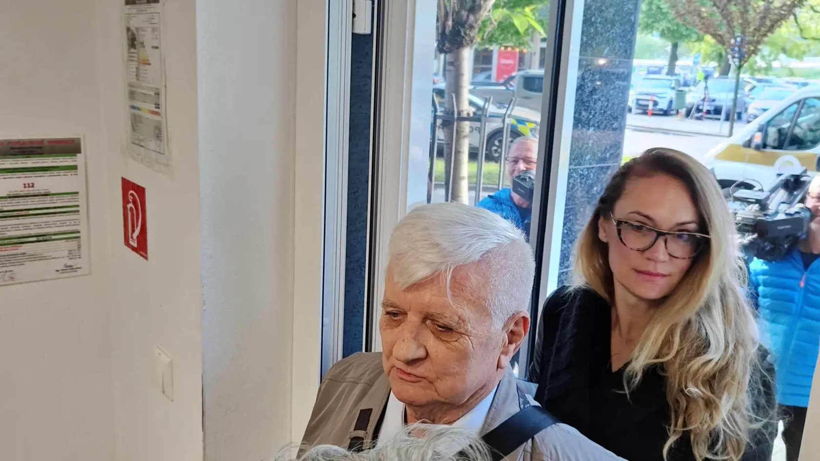 Príchod účastníkov na súdne pojednávanie vo veci podmienečného prepustenie Mikuláša Černáka na slobodu. Vpredu jeho obhajca Jozef Gereg.