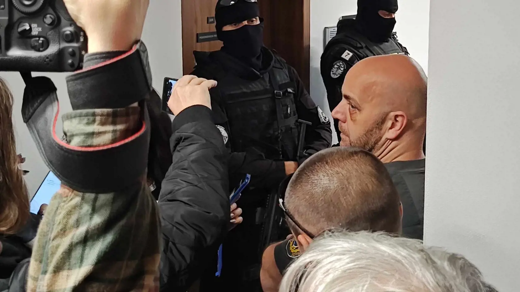 Príchod justičnej eskorty.