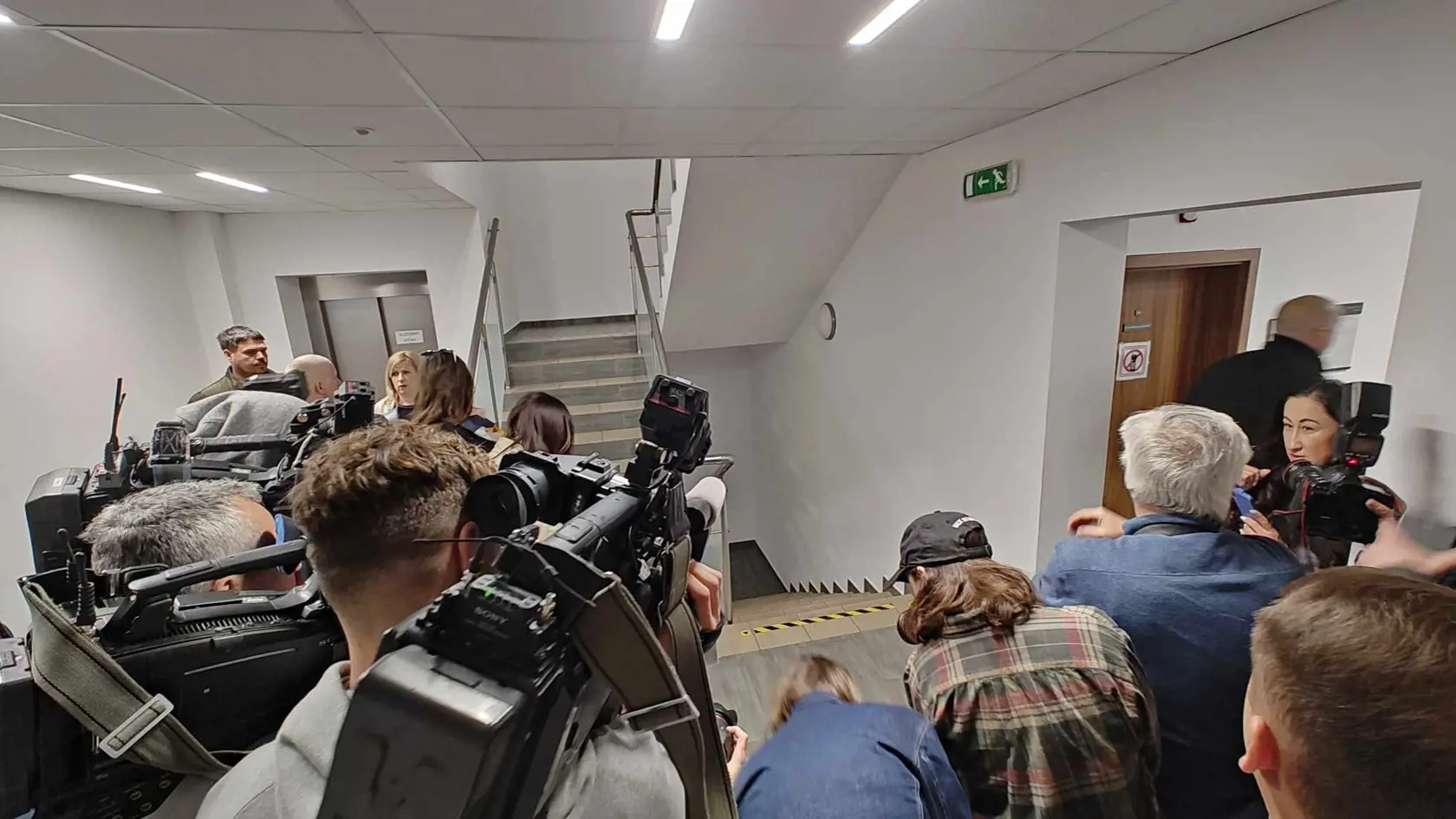 Príchod účastníkov na súdne pojednávanie vo veci podmienečného prepustenie Mikuláša Černáka na slobodu.