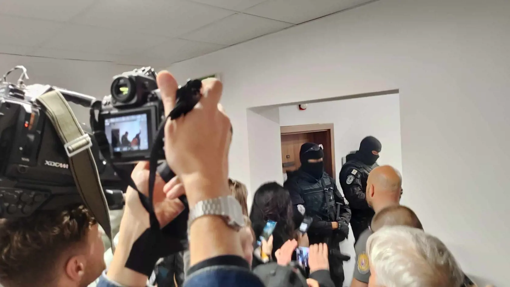 Príchod justičnej eskorty.