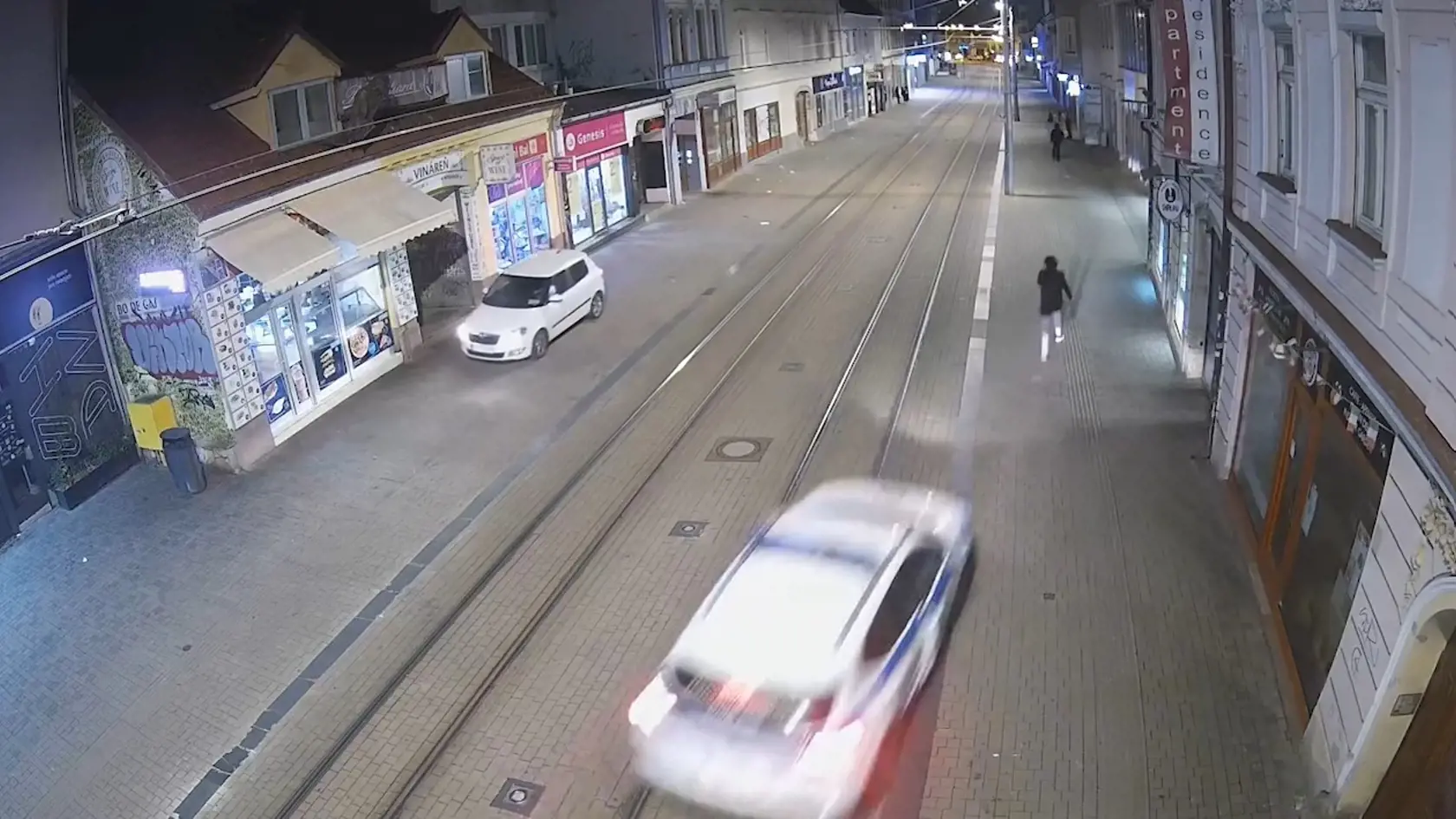 Polícia chytila po naháňačke na Obchodnej ulici útočníka, ktorý mal zraniť muža pred jedným z miestnych barov.
