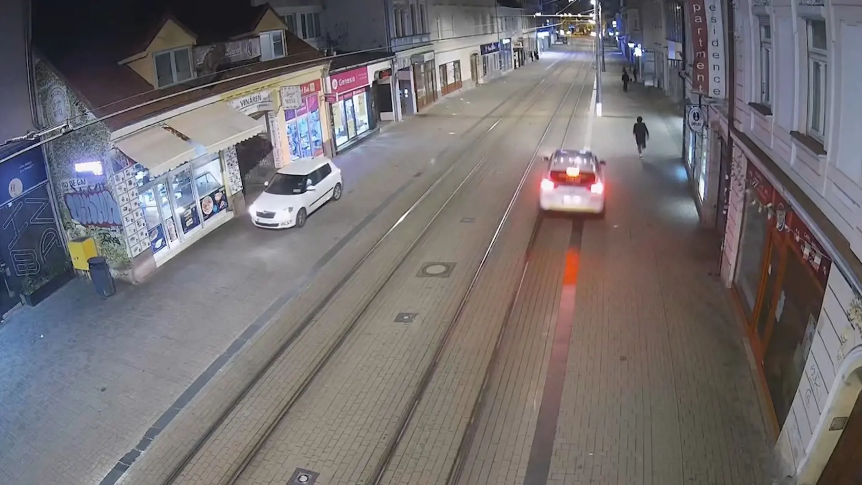 Polícia chytila po naháňačke na Obchodnej ulici útočníka, ktorý mal zraniť muža pred jedným z miestnych barov.
