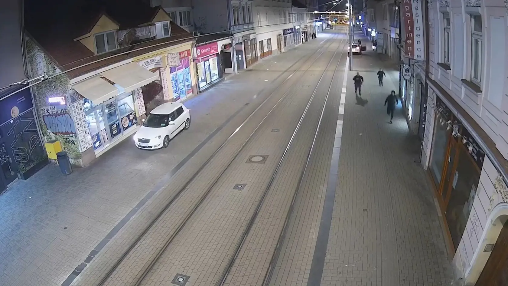 Polícia chytila po naháňačke na Obchodnej ulici útočníka, ktorý mal zraniť muža pred jedným z miestnych barov.