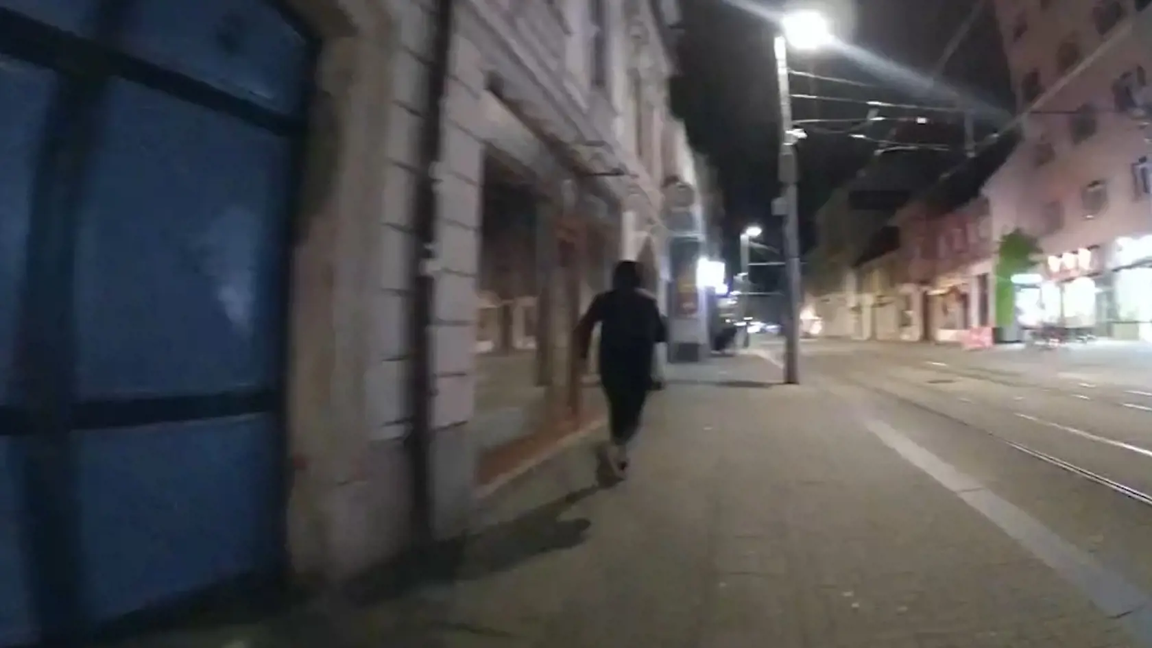 Polícia chytila po naháňačke na Obchodnej ulici útočníka, ktorý mal zraniť muža pred jedným z miestnych barov.