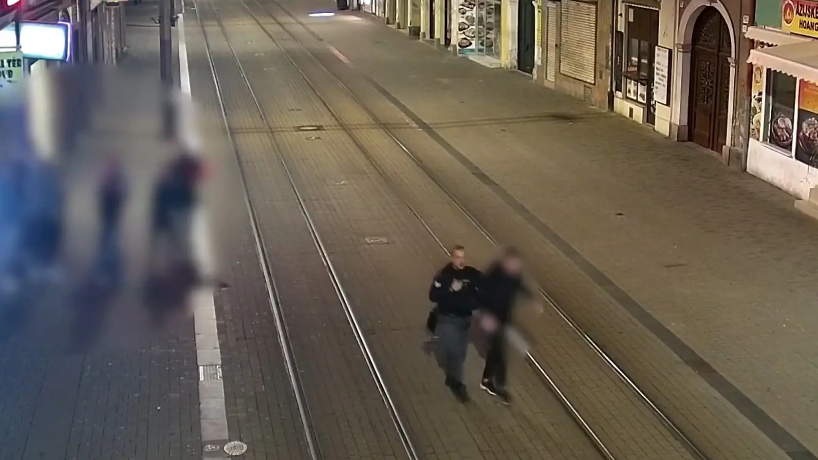 Polícia chytila po naháňačke na Obchodnej ulici útočníka, ktorý mal zraniť muža pred jedným z miestnych barov.