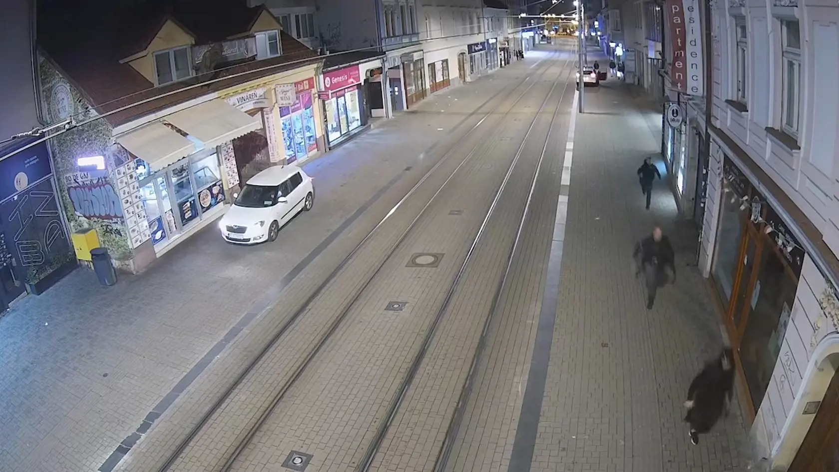 Polícia chytila po naháňačke na Obchodnej ulici útočníka, ktorý mal zraniť muža pred jedným z miestnych barov.