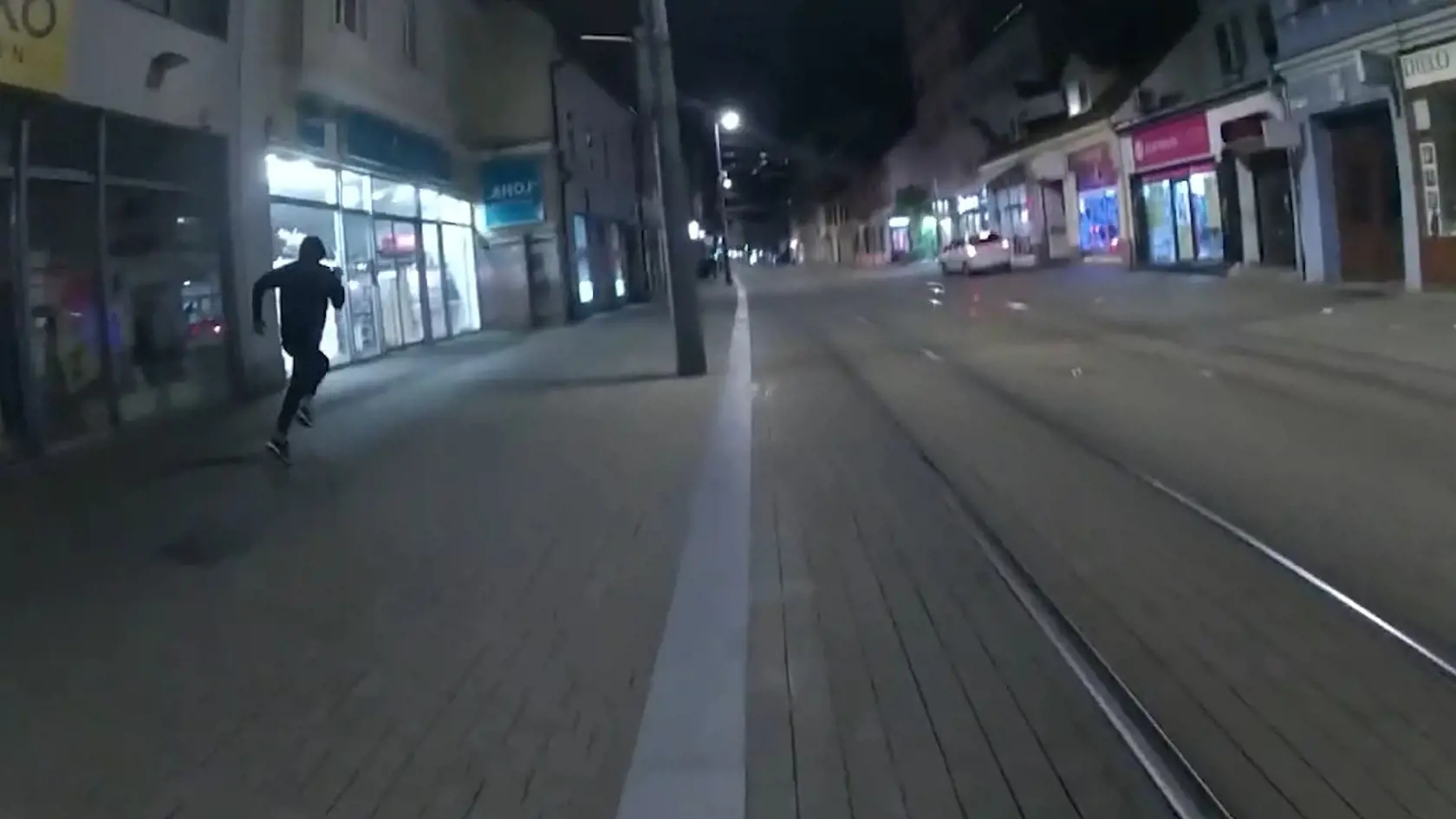 Polícia chytila po naháňačke na Obchodnej ulici útočníka, ktorý mal zraniť muža pred jedným z miestnych barov.